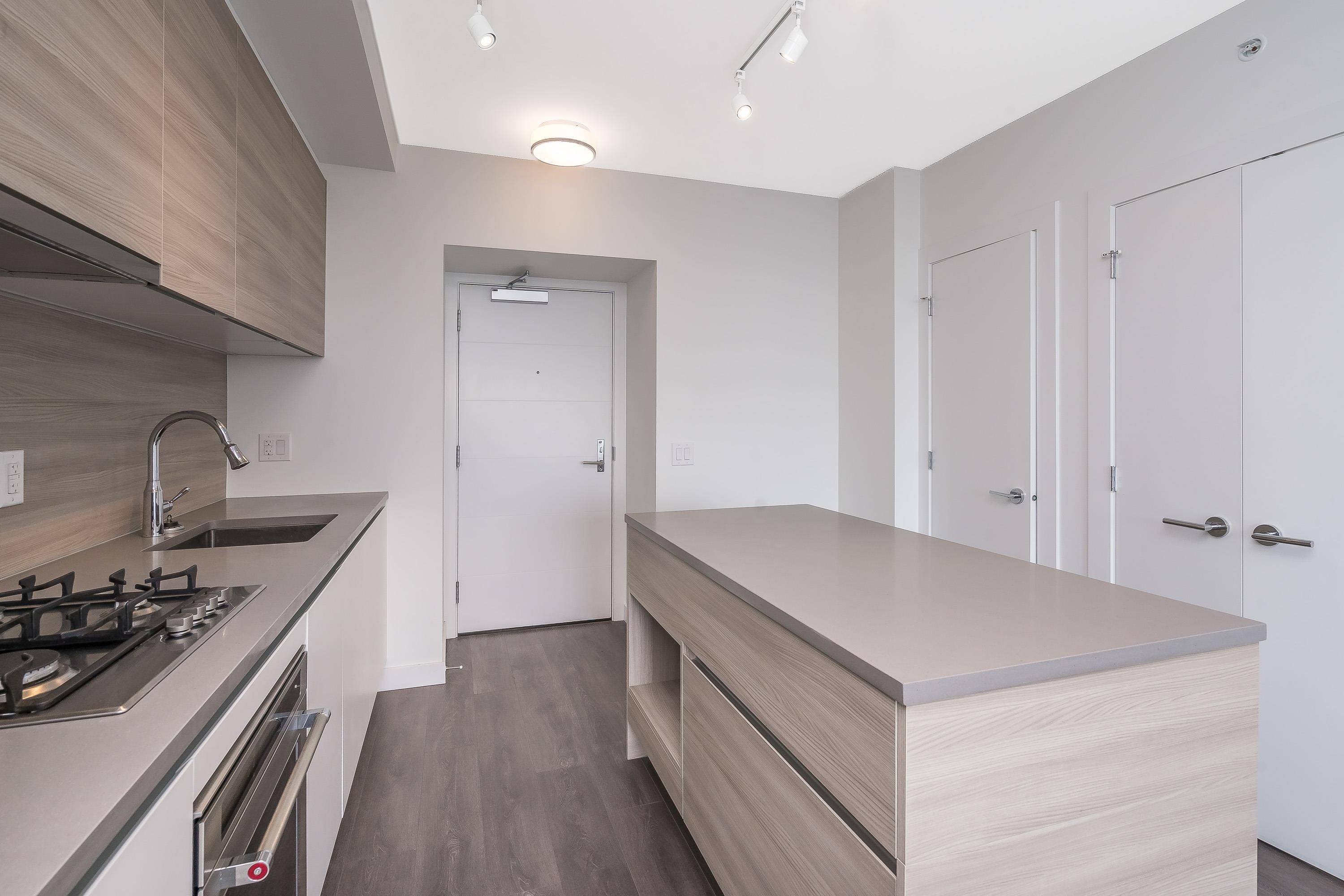 Coquitlam, BC V3J 0J6,657 Whiting WAY #1405