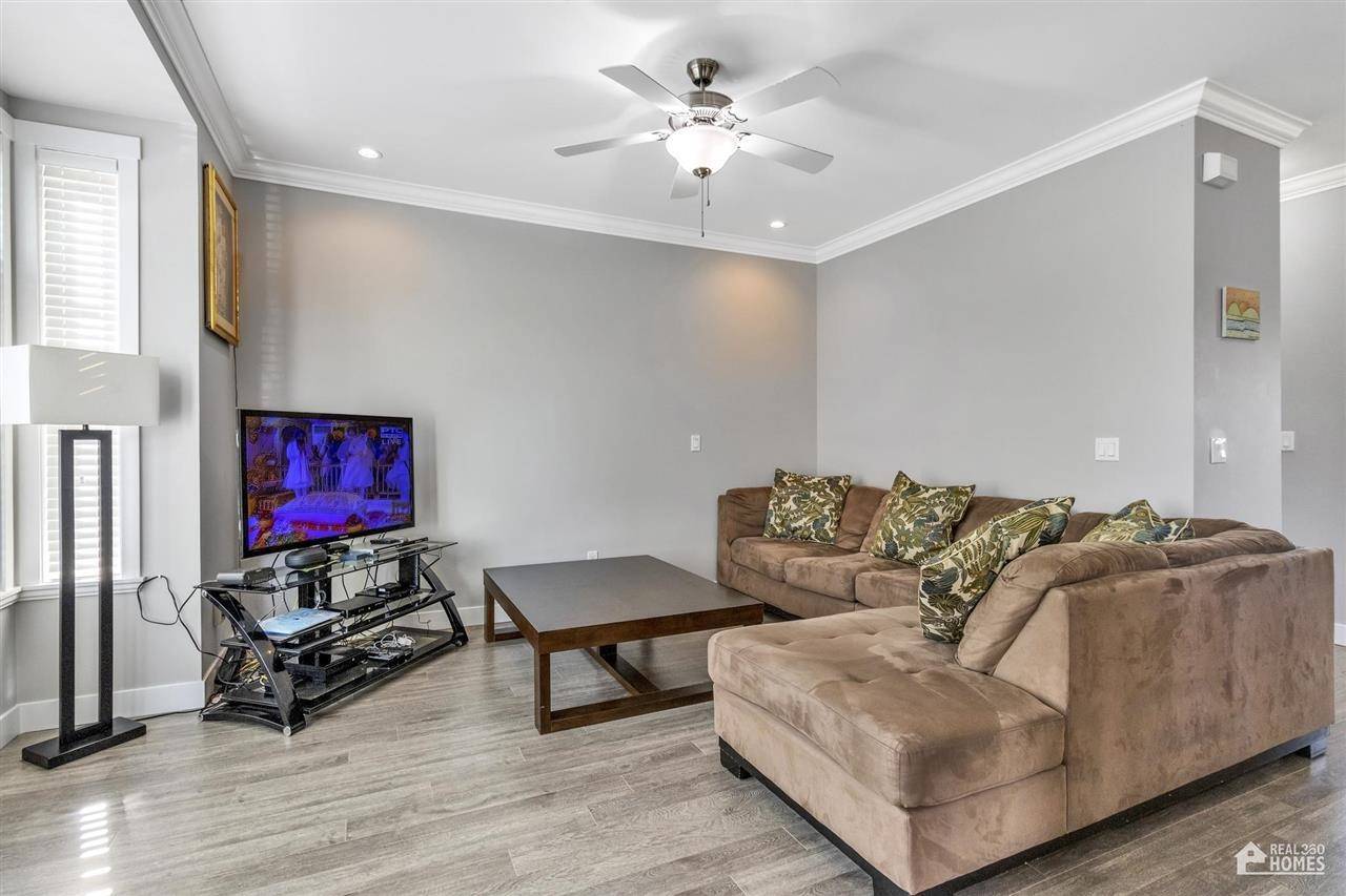 Surrey, BC V3W 1A6,12091 70 AVE #3