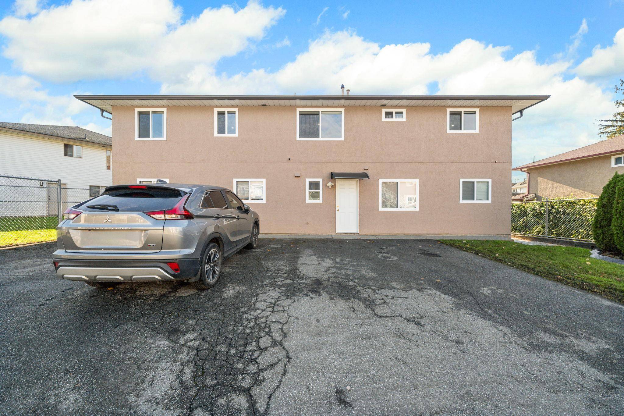 Surrey, BC V3W 3Y2,8782 143a ST