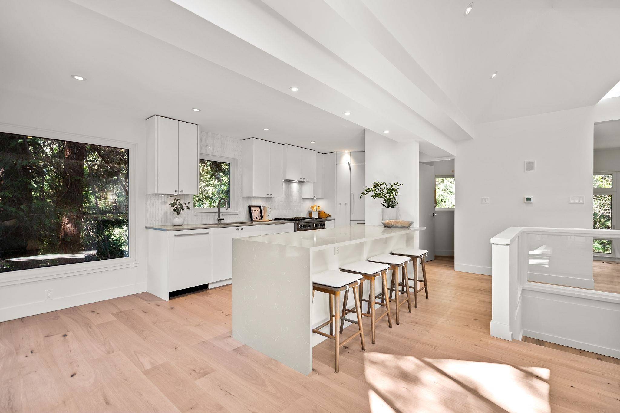 West Vancouver, BC V7W 1L2,5061 Bear LN