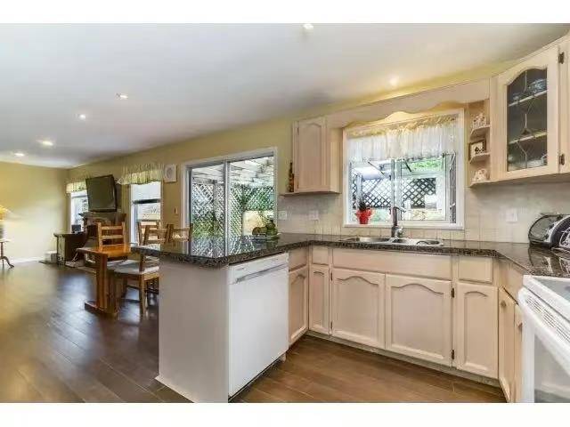 Surrey, BC V4N 1K7,15821 106a AVE