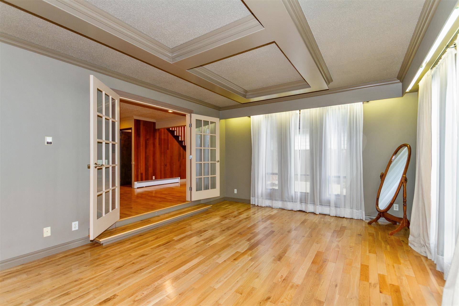 Burnaby, BC V5B 2M9,6785 Lochdale ST