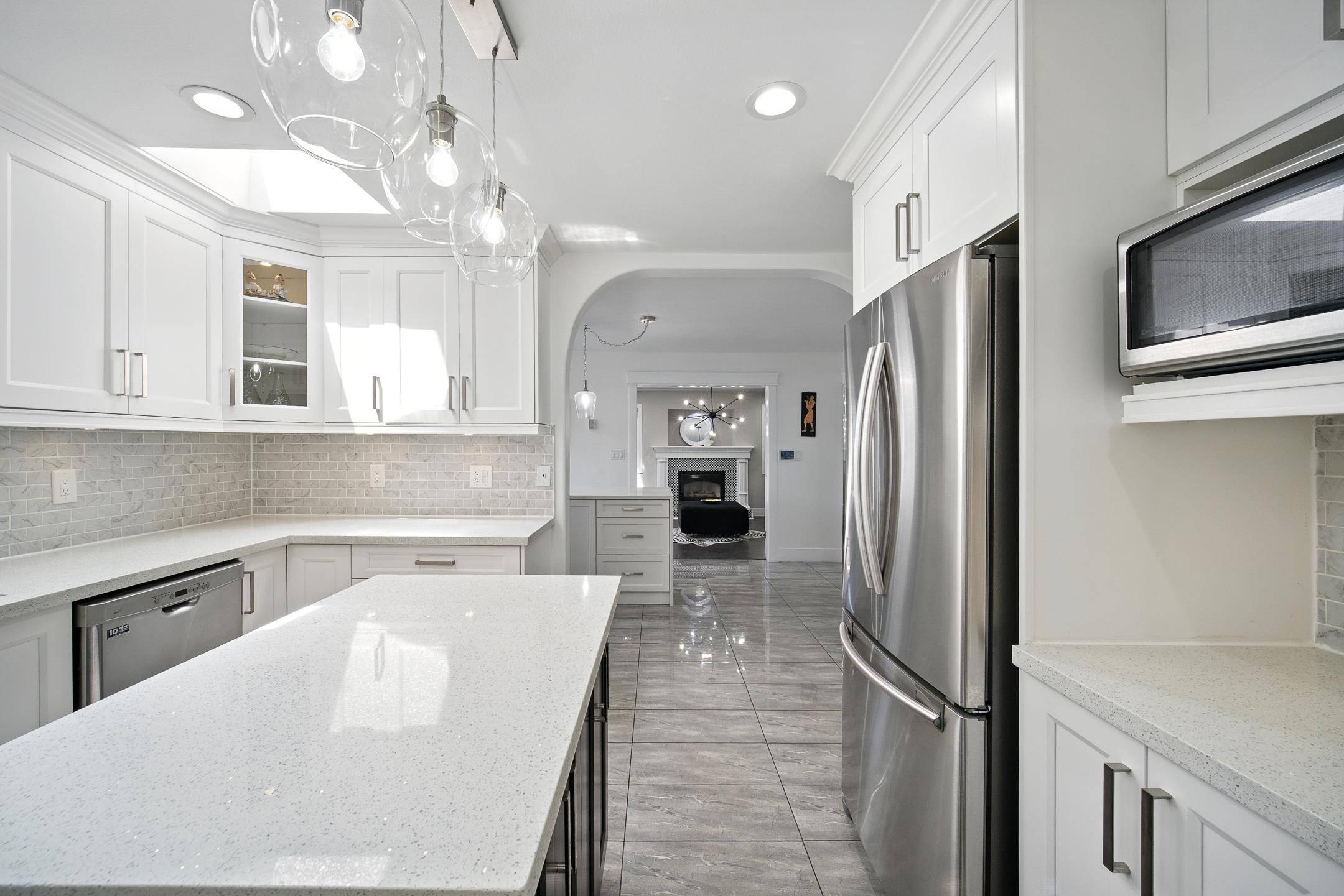 Burnaby, BC V3N 3T3,7563 1st ST