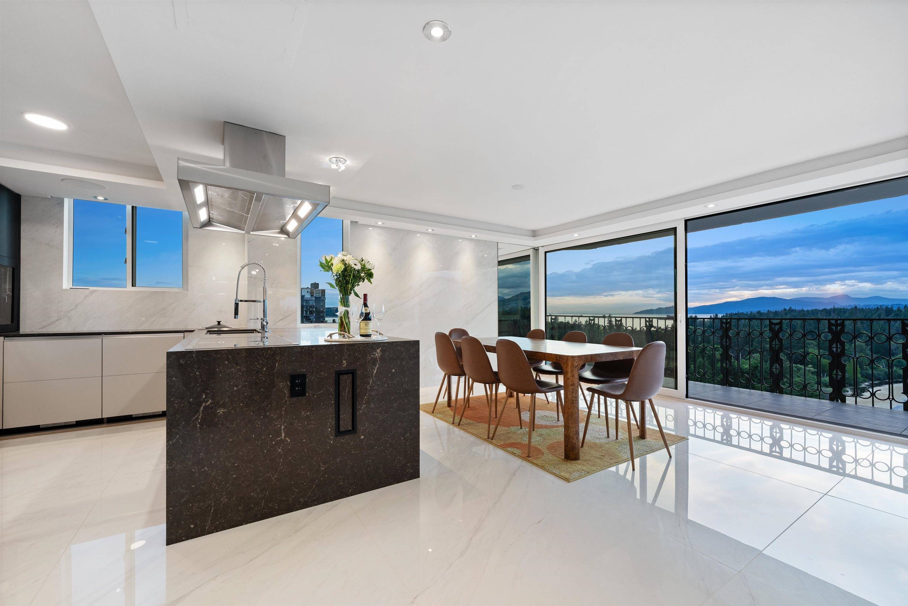 Vancouver, BC V6G 2R2,845 Chilco ST #1501