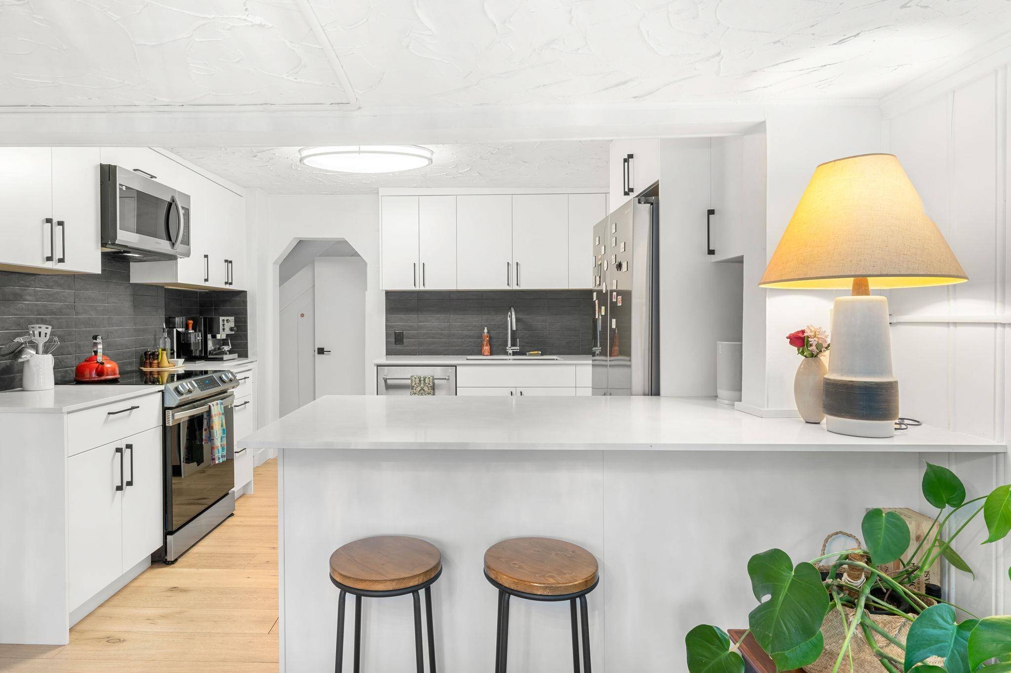 North Vancouver, BC V7P 3B8,2052 Capilano RD