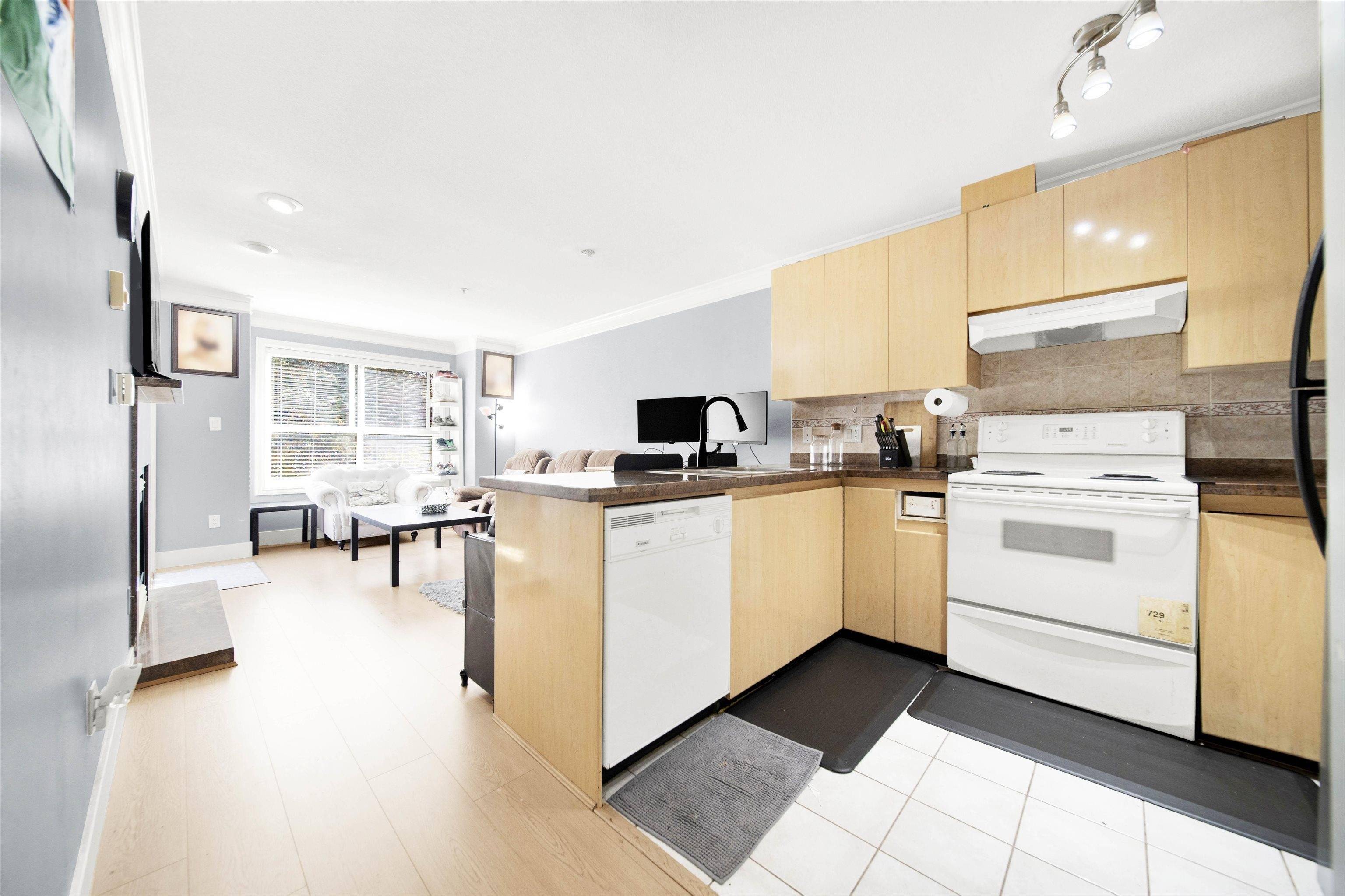 Surrey, BC V3W 1J2,8115 121a ST #210