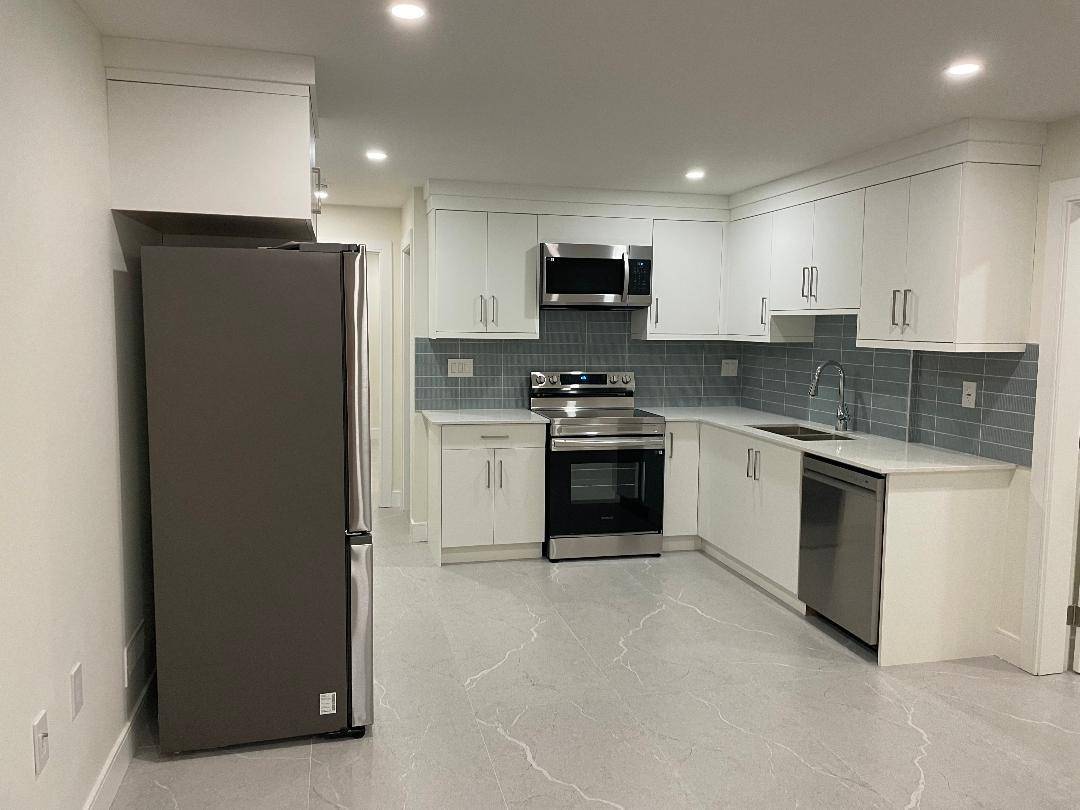 North Vancouver, BC V7R 2T5,452 16 Street East ST