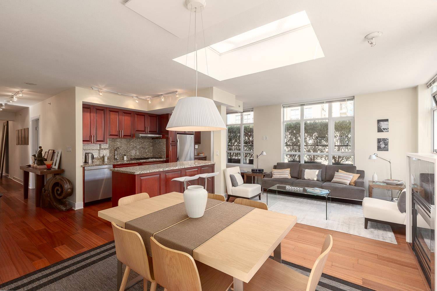 Vancouver, BC V6B 8R2,988 Richards ST #PH803