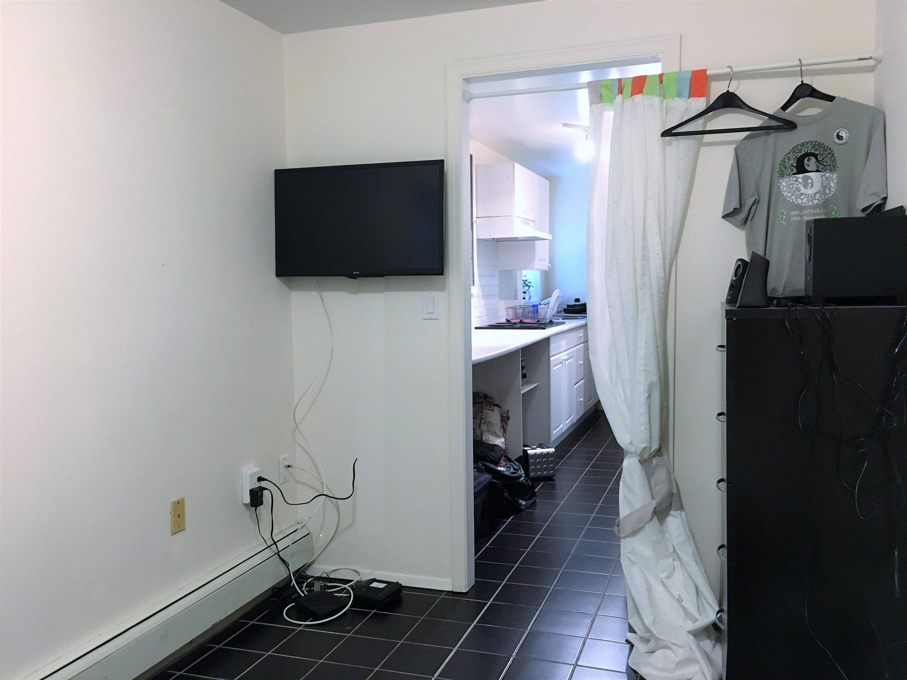 Vancouver, BC V6G 1P3,1517 Comox Street #3