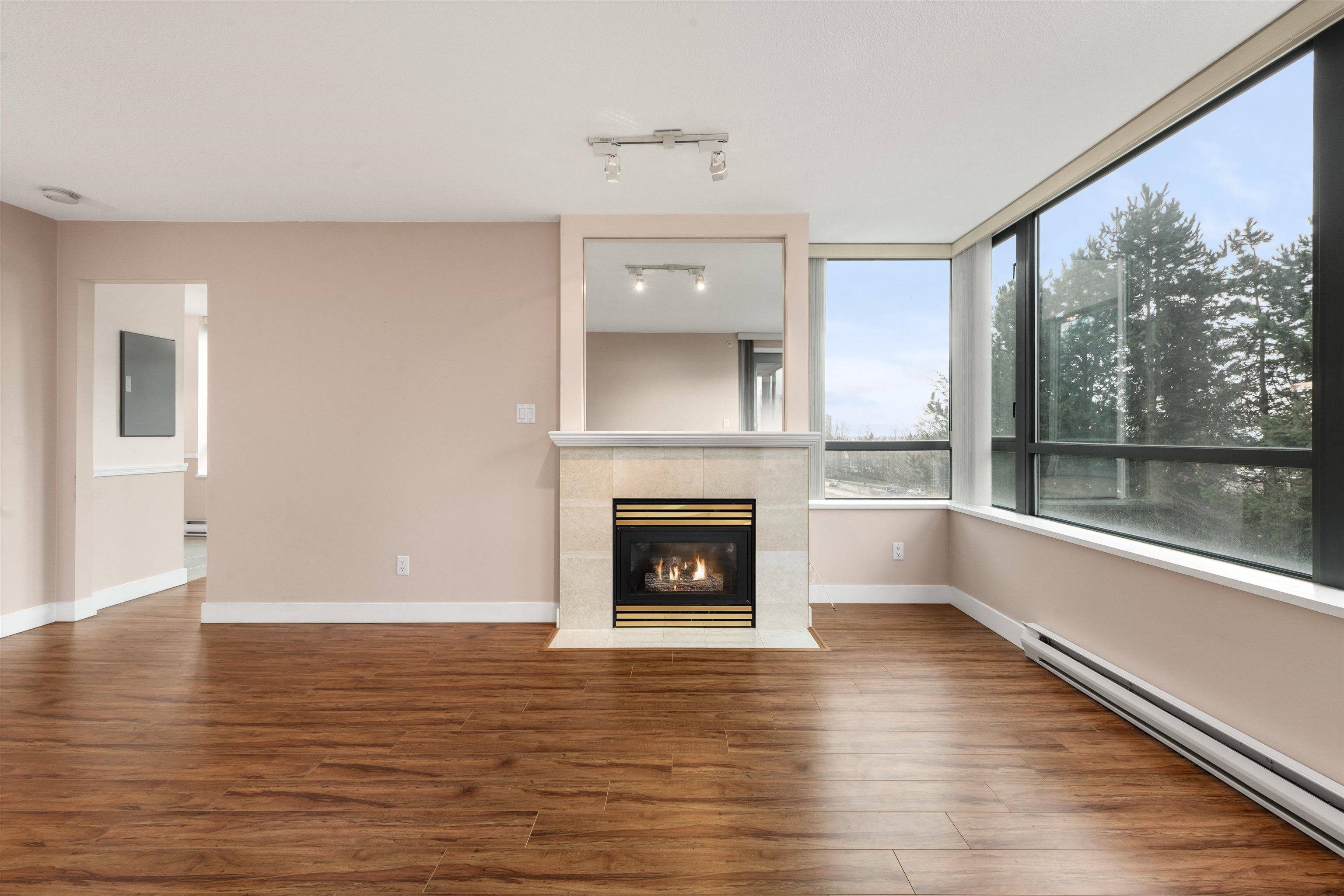 Burnaby, BC V5E 4K2,6622 Southoaks CRES #306