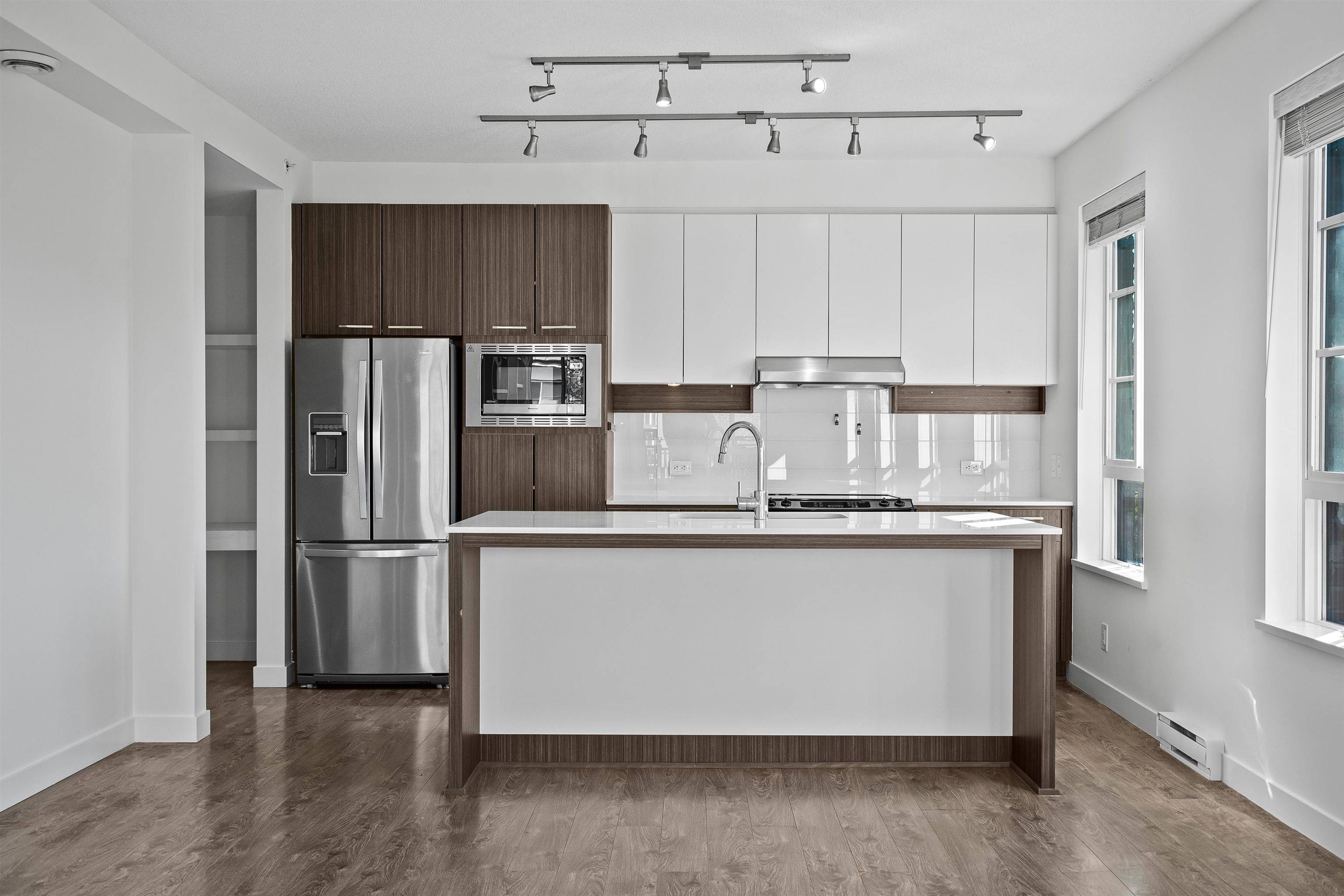 Coquitlam, BC V3J 0B5,553 Foster AVE #301