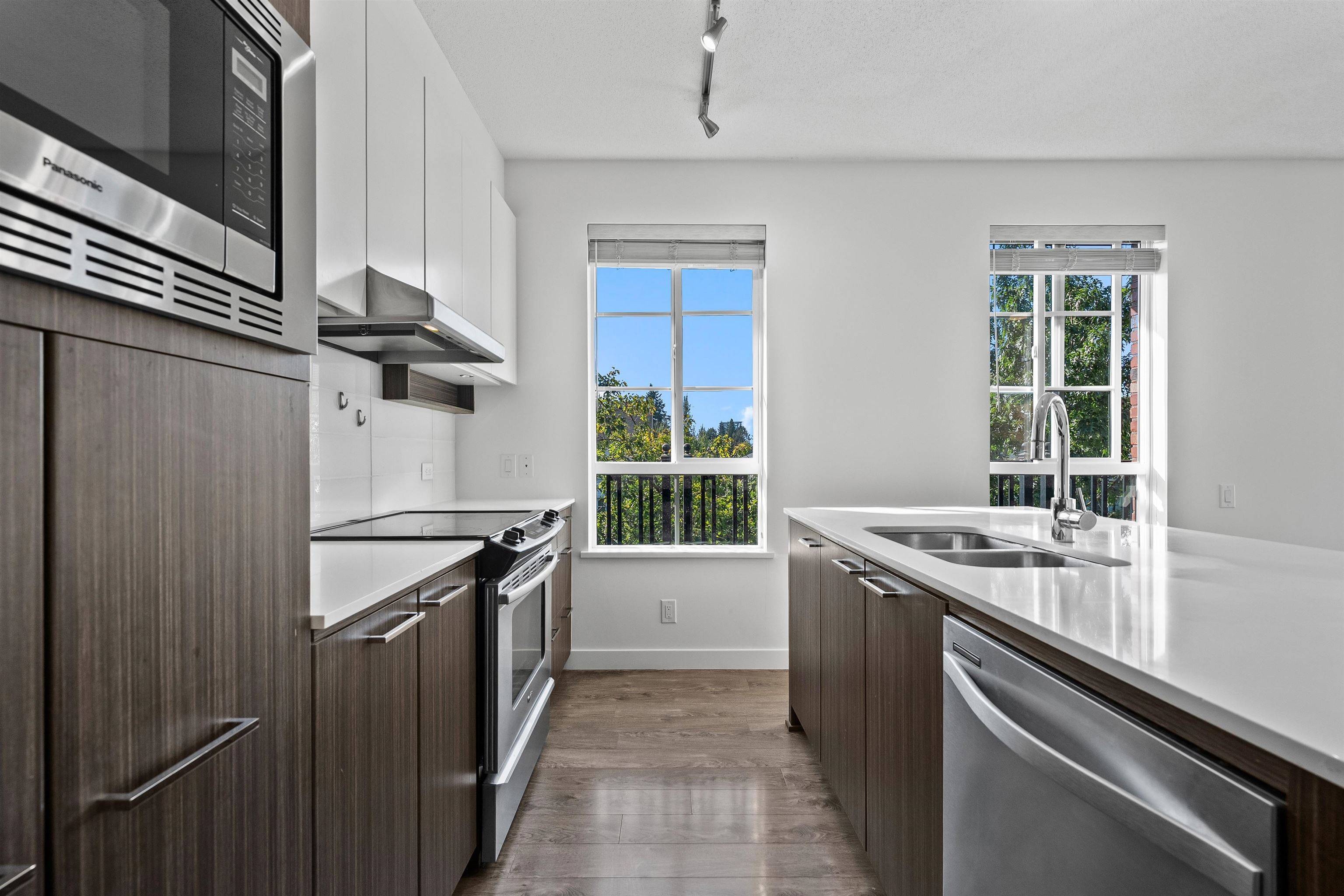 Coquitlam, BC V3J 0B5,553 Foster AVE #301