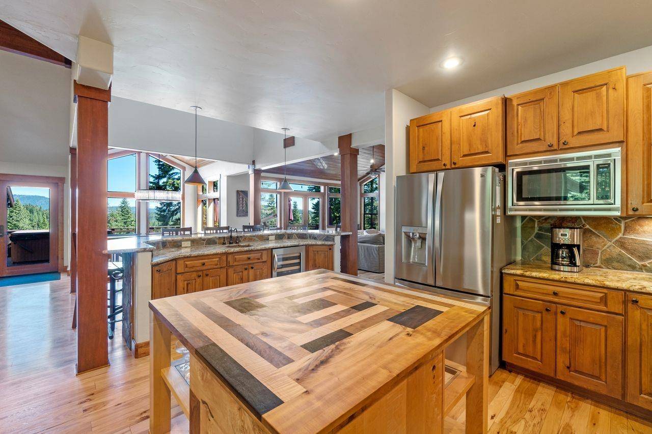 Truckee, CA 96161,11298 Skislope Way