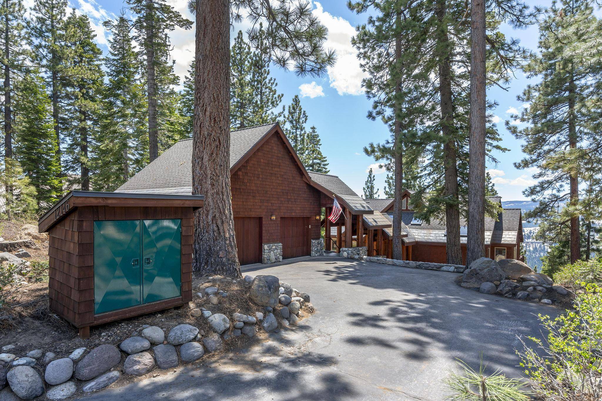 Truckee, CA 96161,12146 Skislope Way