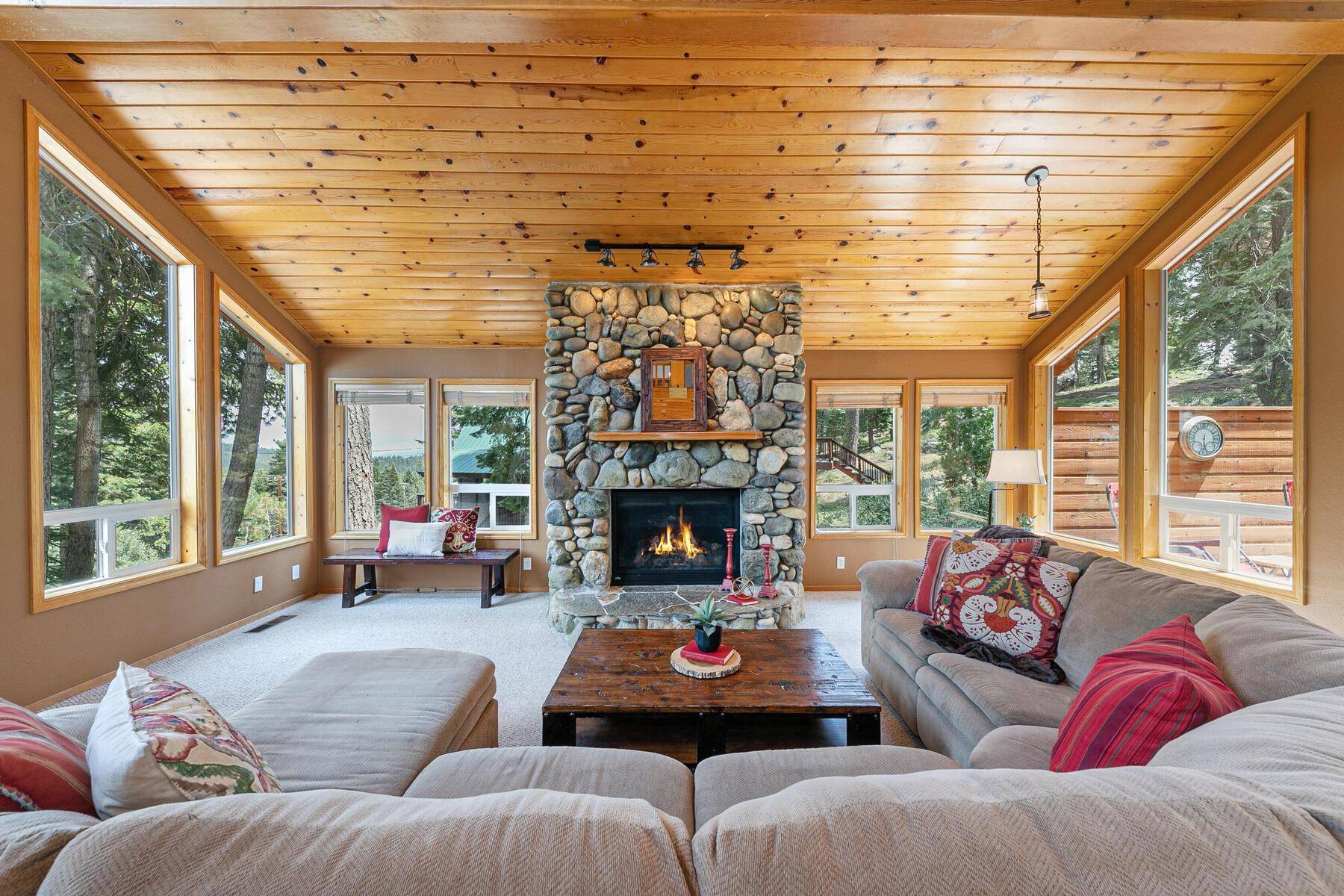 Truckee, CA 96161,11014 Skislope Way