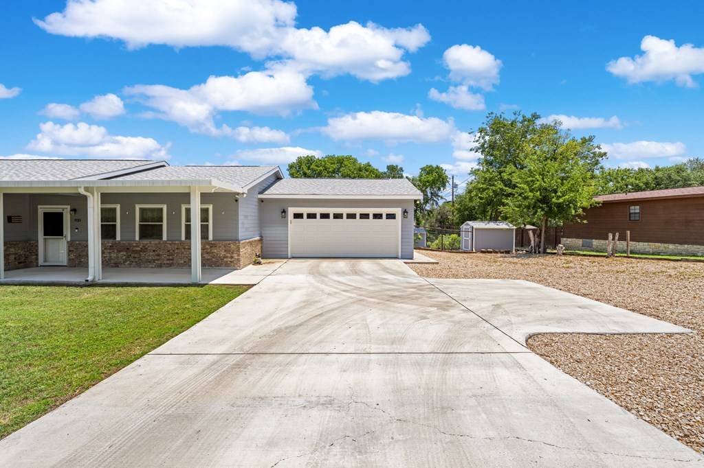 Kerrville, TX 78028,935 Monroe Dr