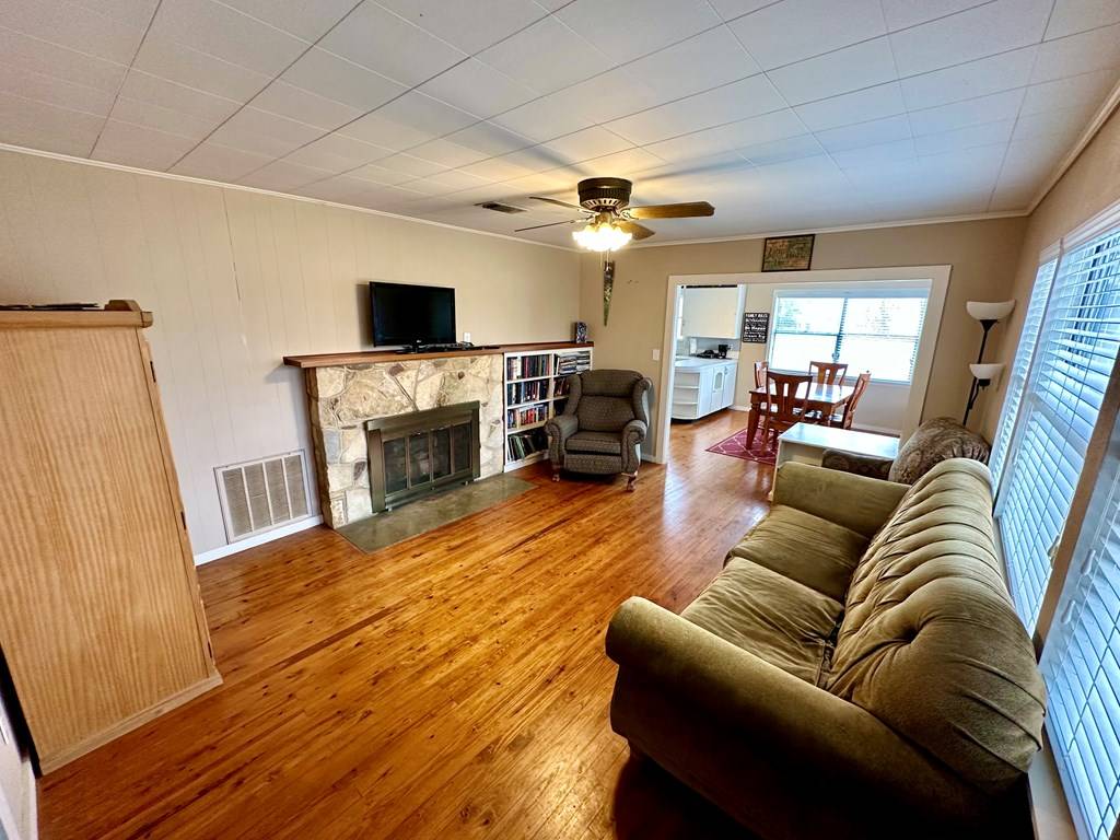 Utopia, TX 78884,467 Oak Street