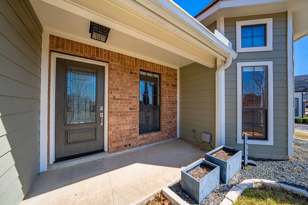 Kerrville, TX 78028,1444 Gloucester Pt