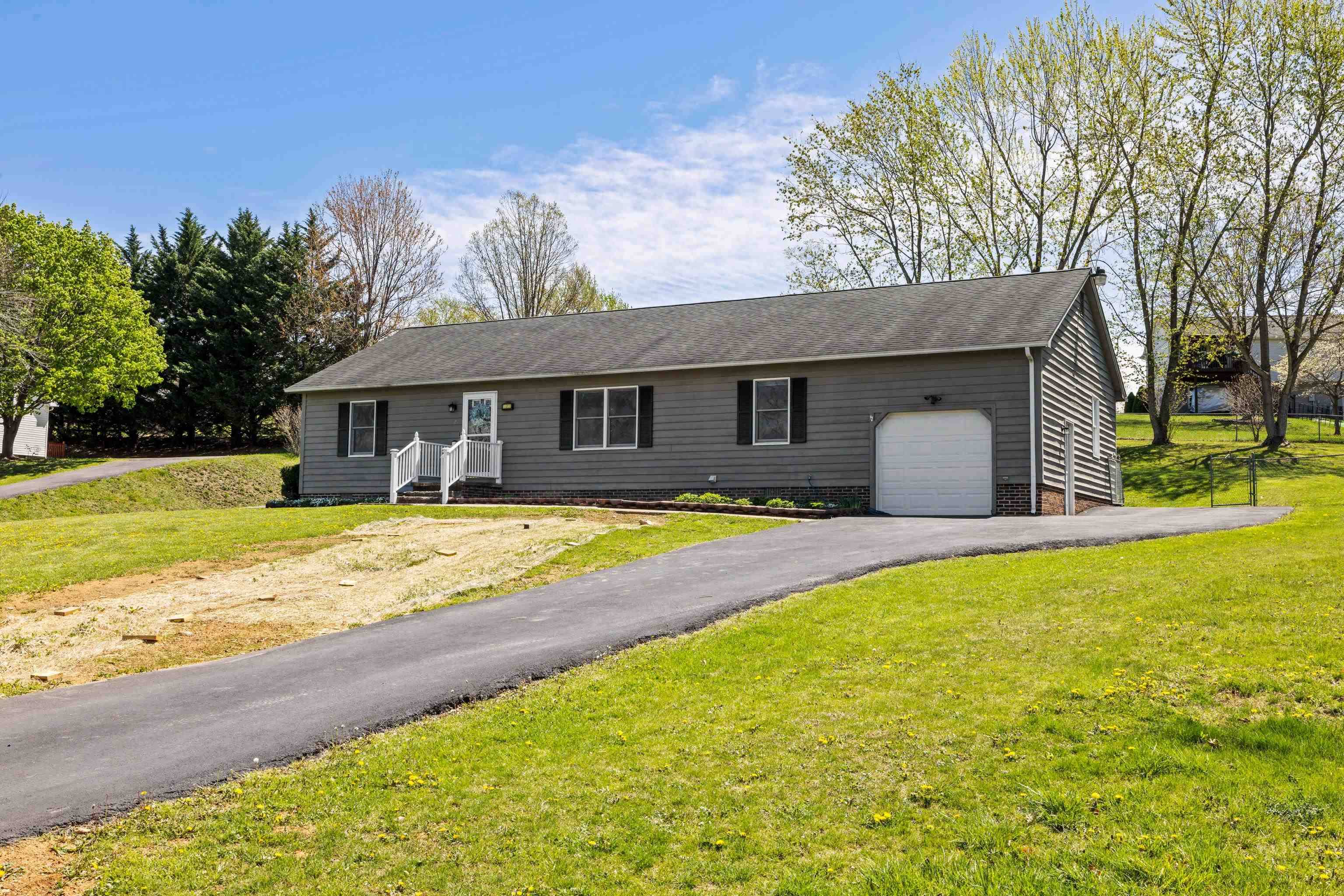 Staunton, VA 24401,2 SINGING PINES LN