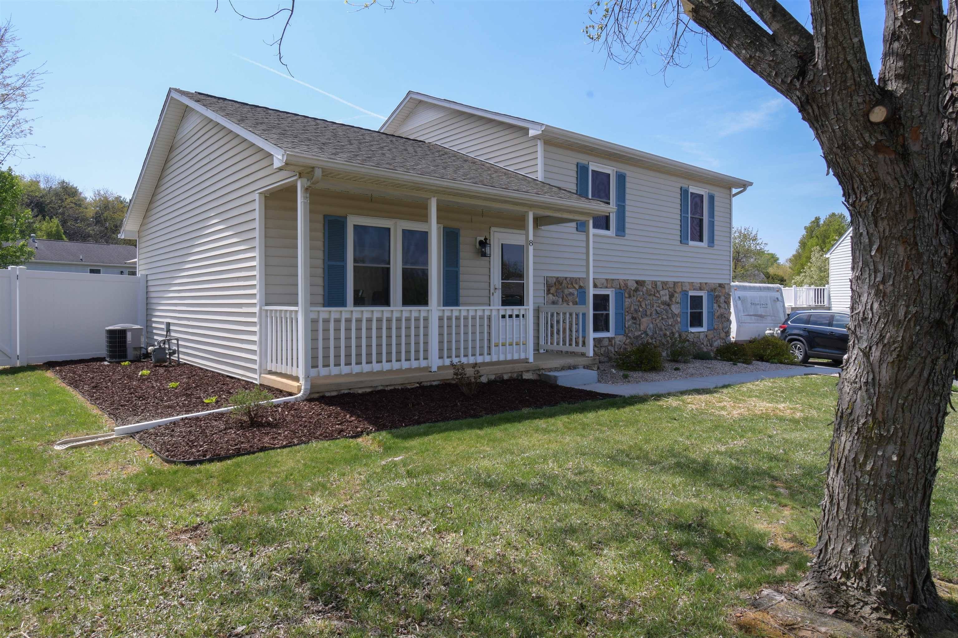 Waynesboro, VA 22980,8 APPLE CT