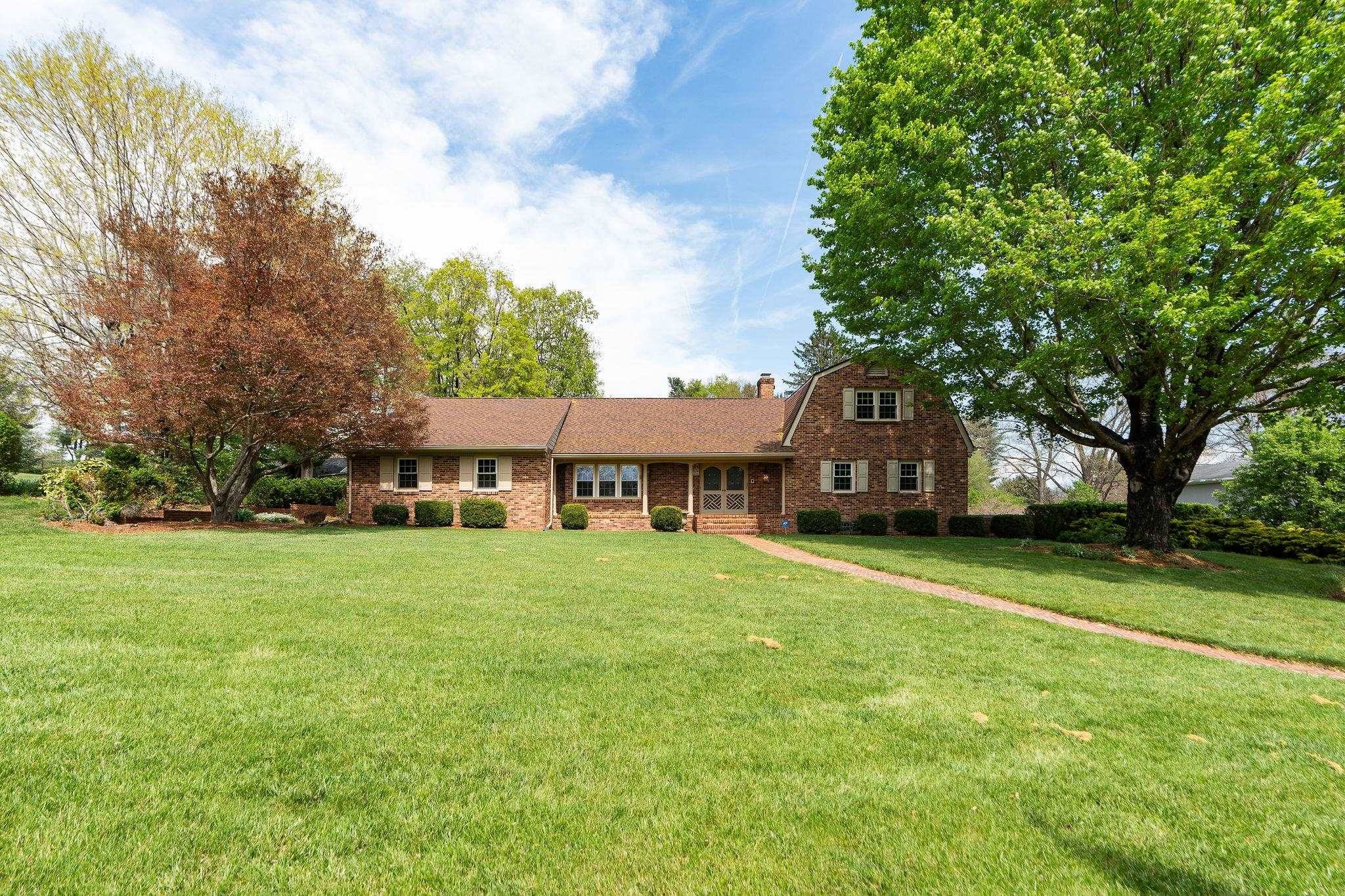 Waynesboro, VA 22980,812 MEADOWBROOK RD