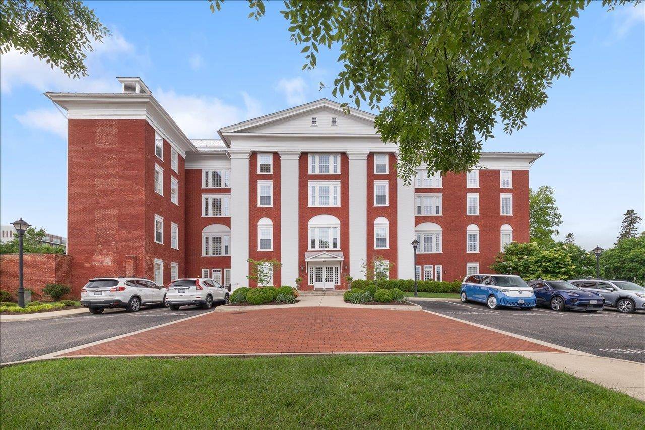 Staunton, VA 24401,100 VILLAGE DR #201