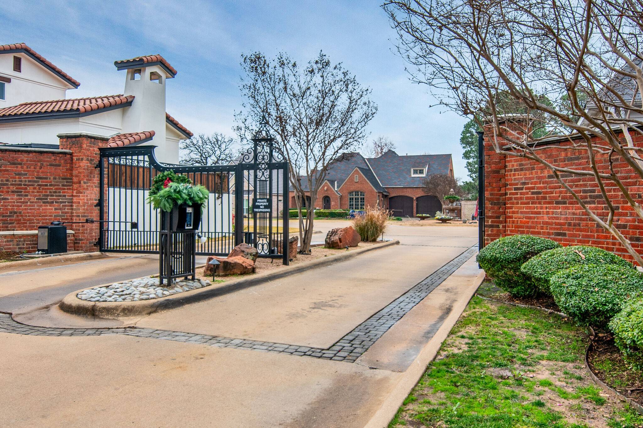 Pantego, TX 76013,15 Park Row CT
