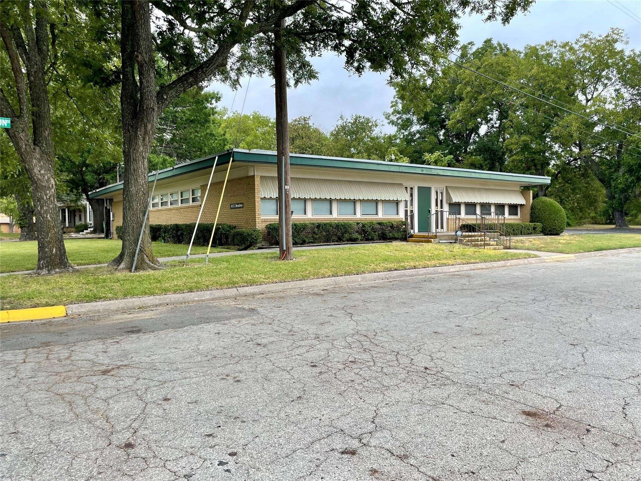 Gainesville, TX 76240,413 E Broadway ST