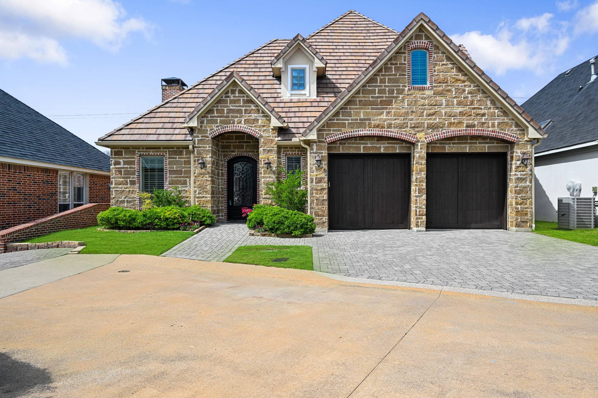 Pantego, TX 76013,14 Park Row CT