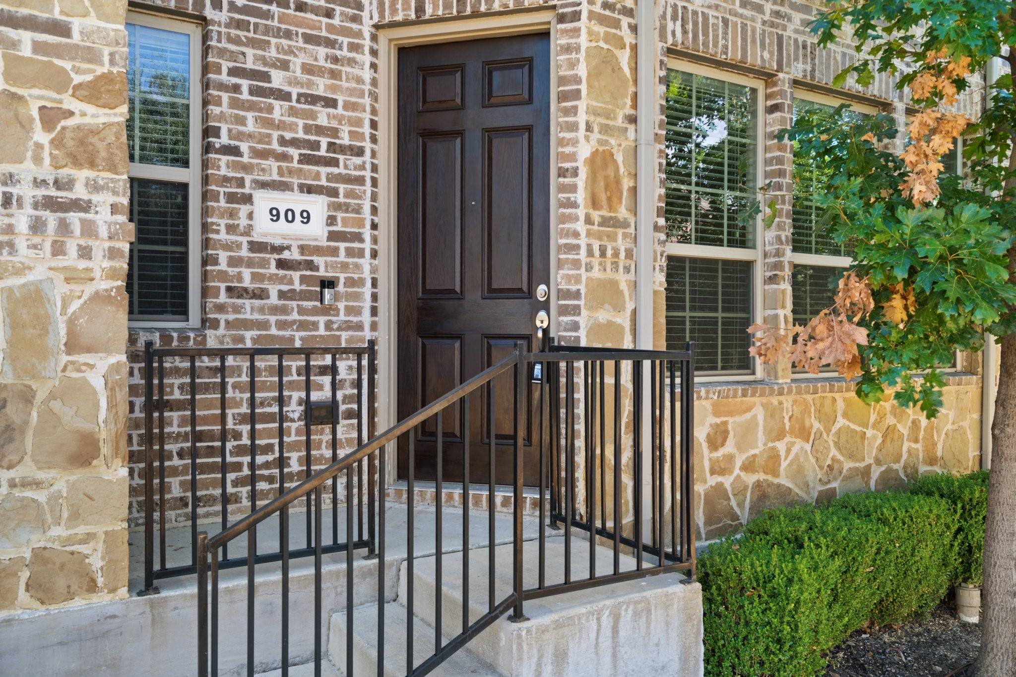 Lewisville, TX 75056,909 Shelby LN