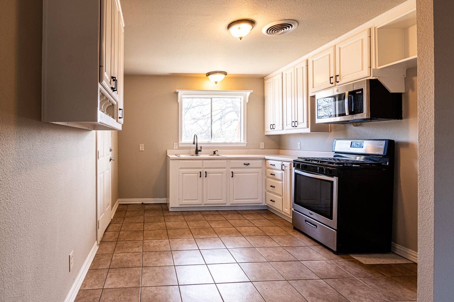 Howe, TX 75459,817 N Hughes ST