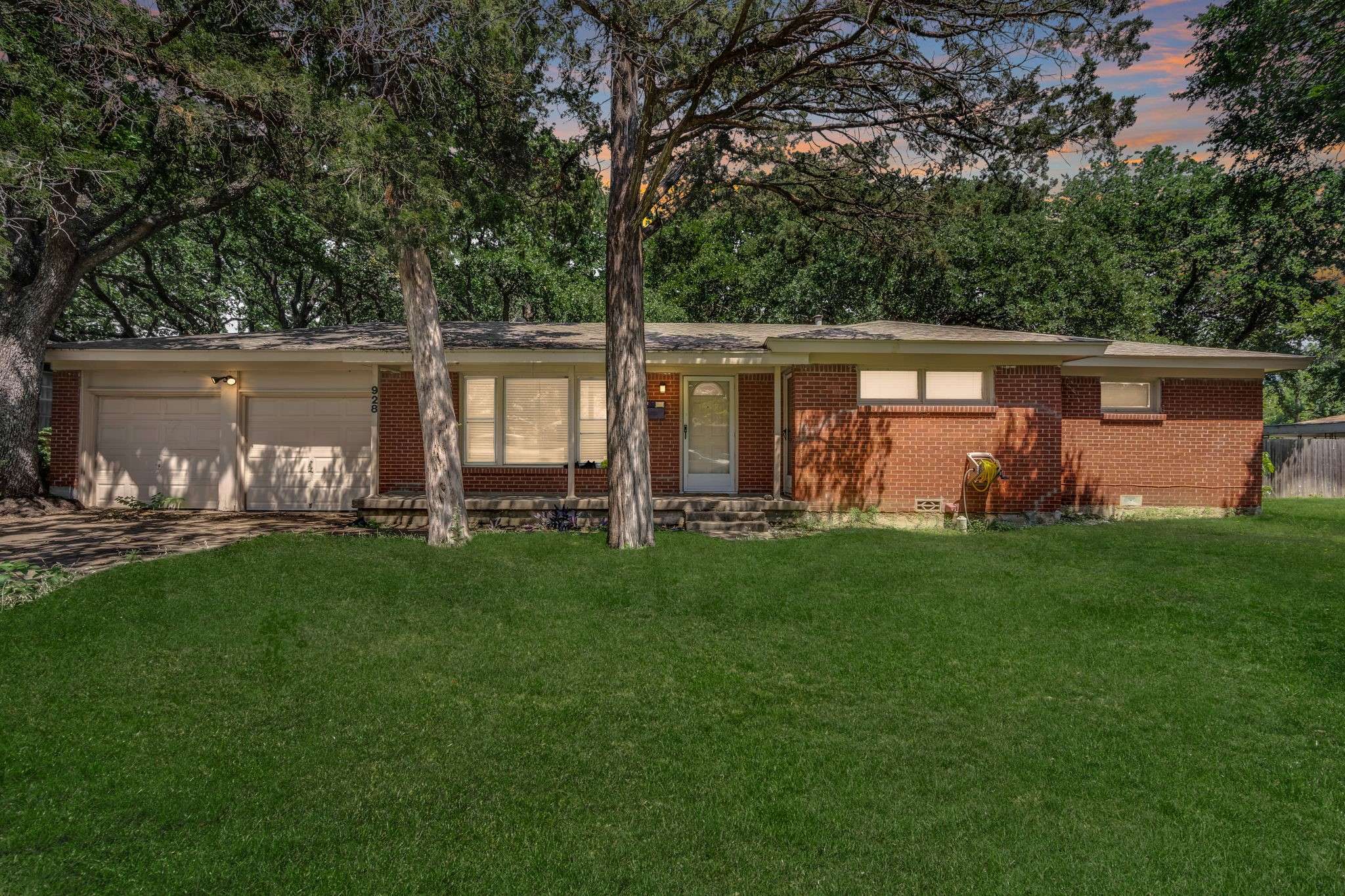 Bedford, TX 76022,928 Glenda DR
