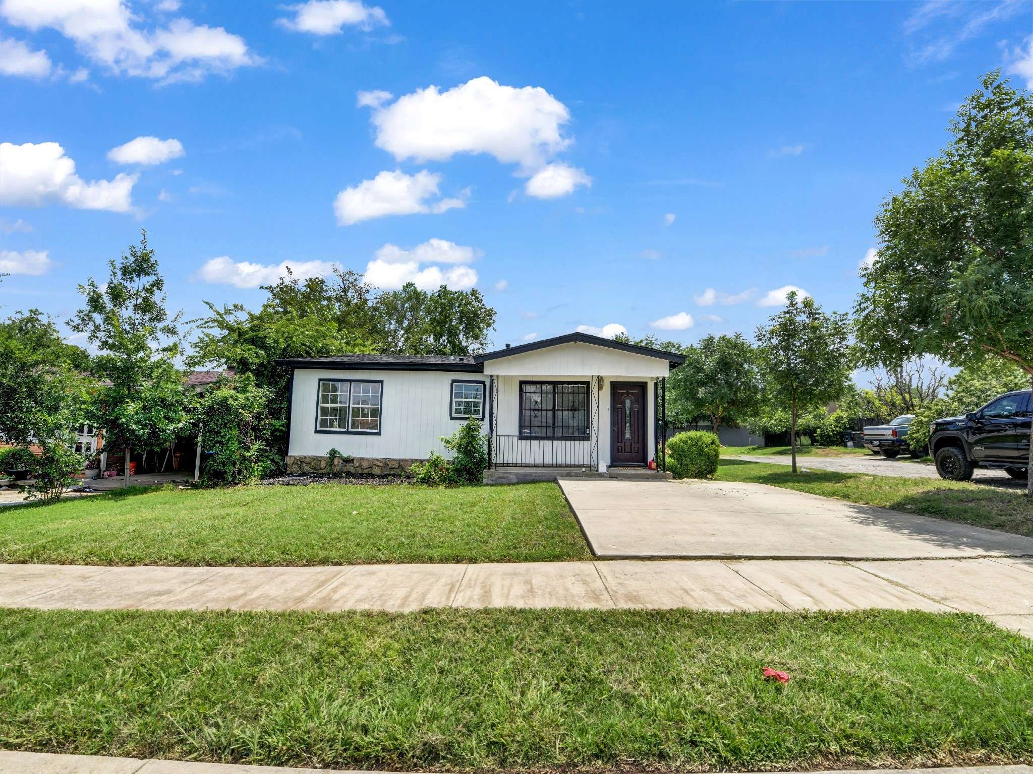 Fort Worth, TX 76115,917 W Felix ST