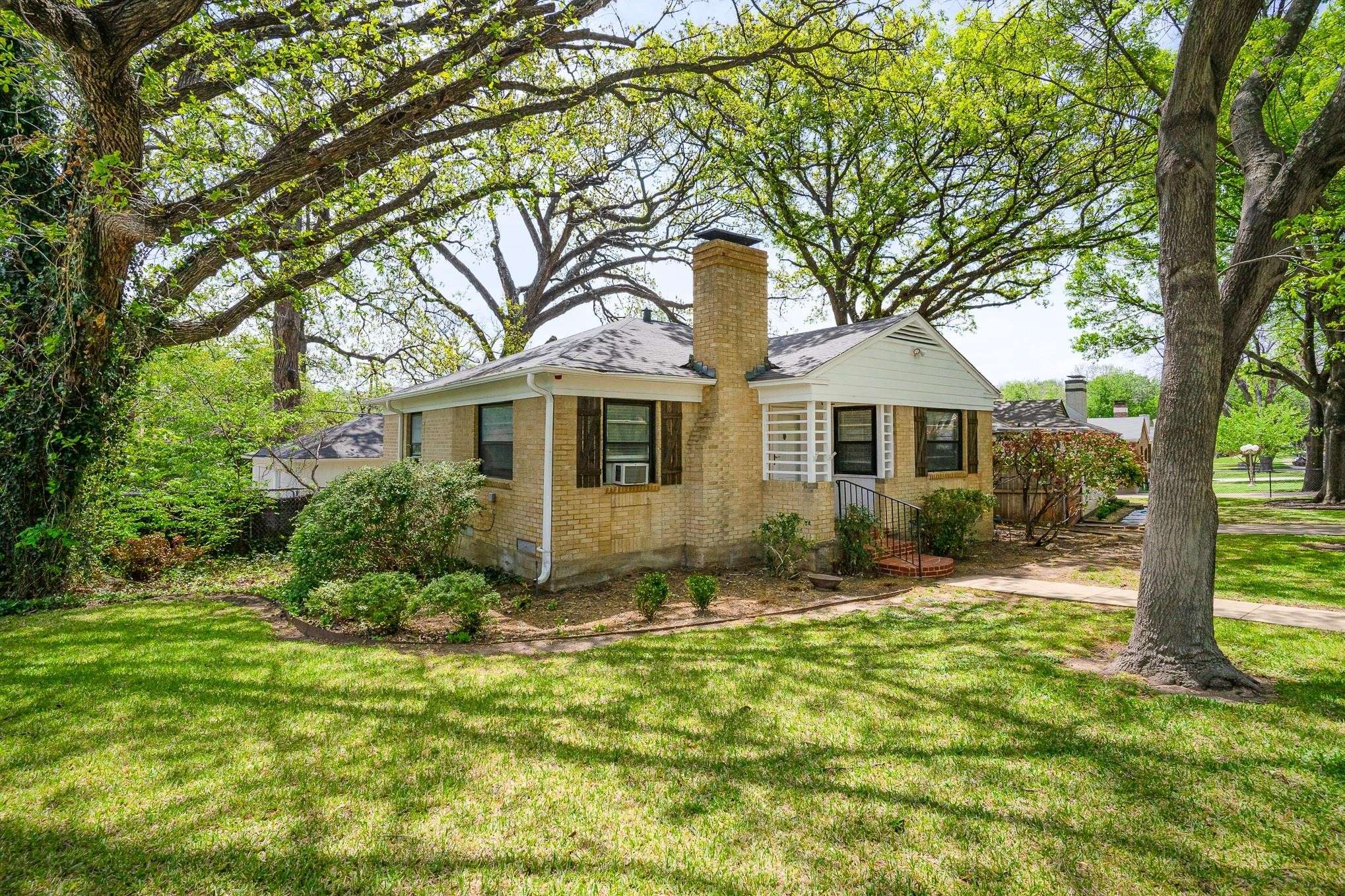 Dallas, TX 75211,910 Reverchon DR