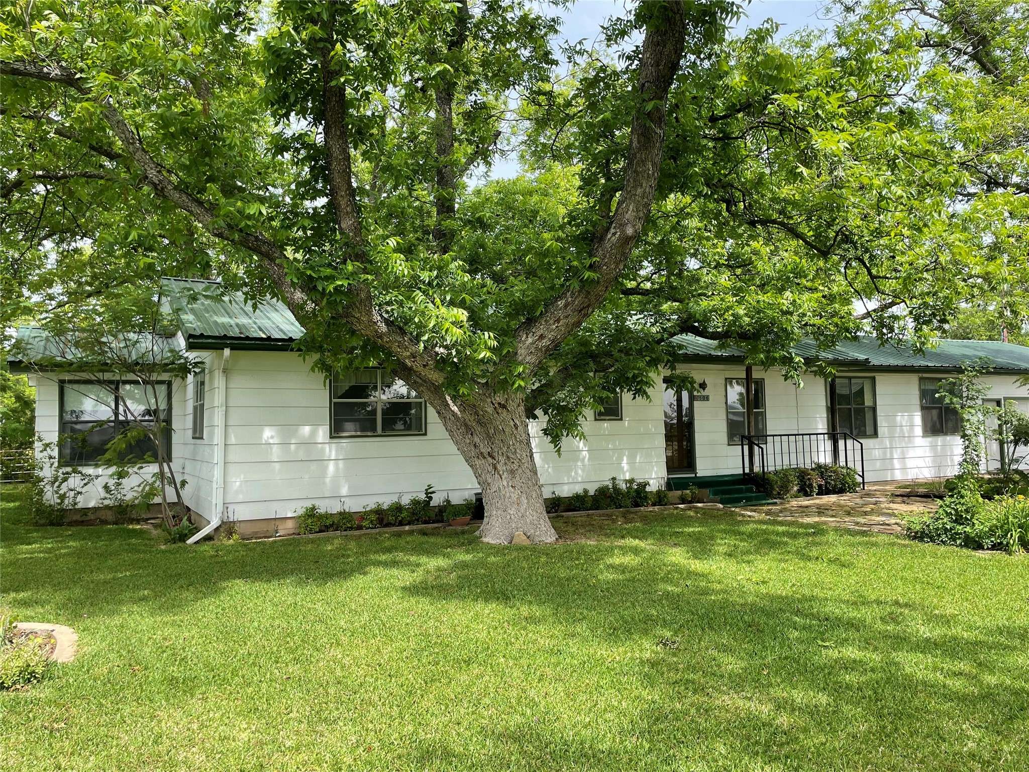 Carbon, TX 76435,506 Avenue C