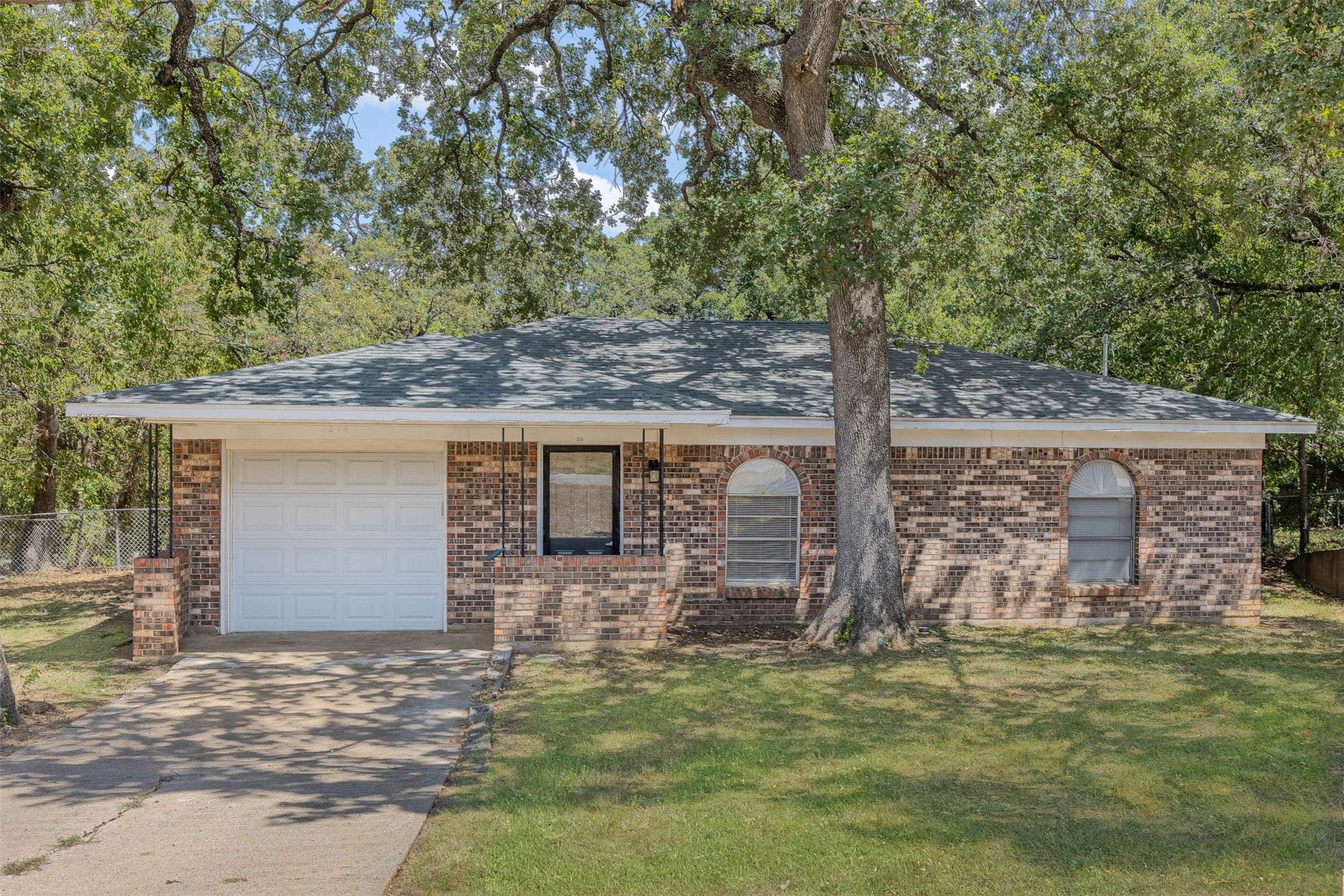 Denison, TX 75020,1214 Carla
