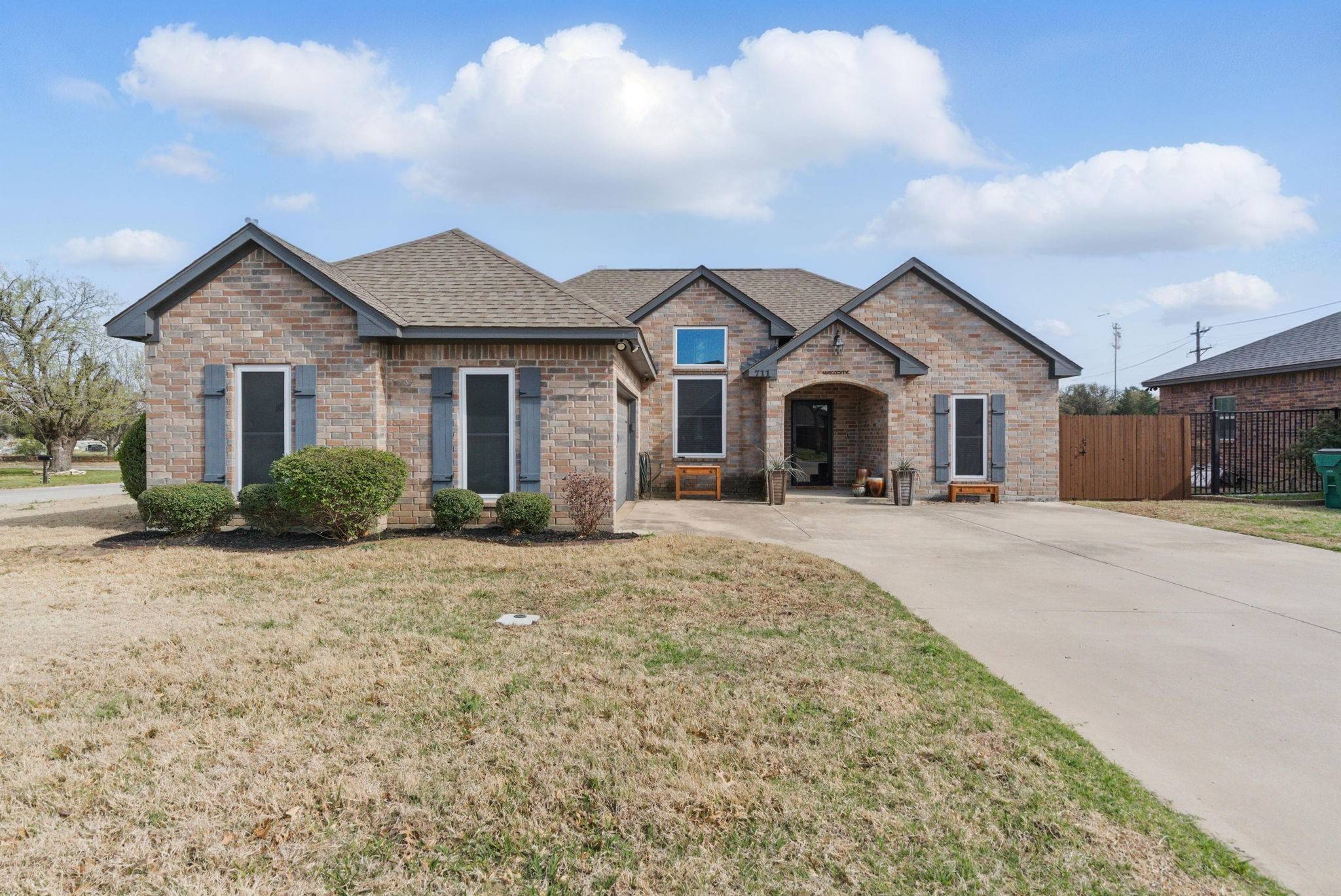 Bowie, TX 76230,711 Meadow LN