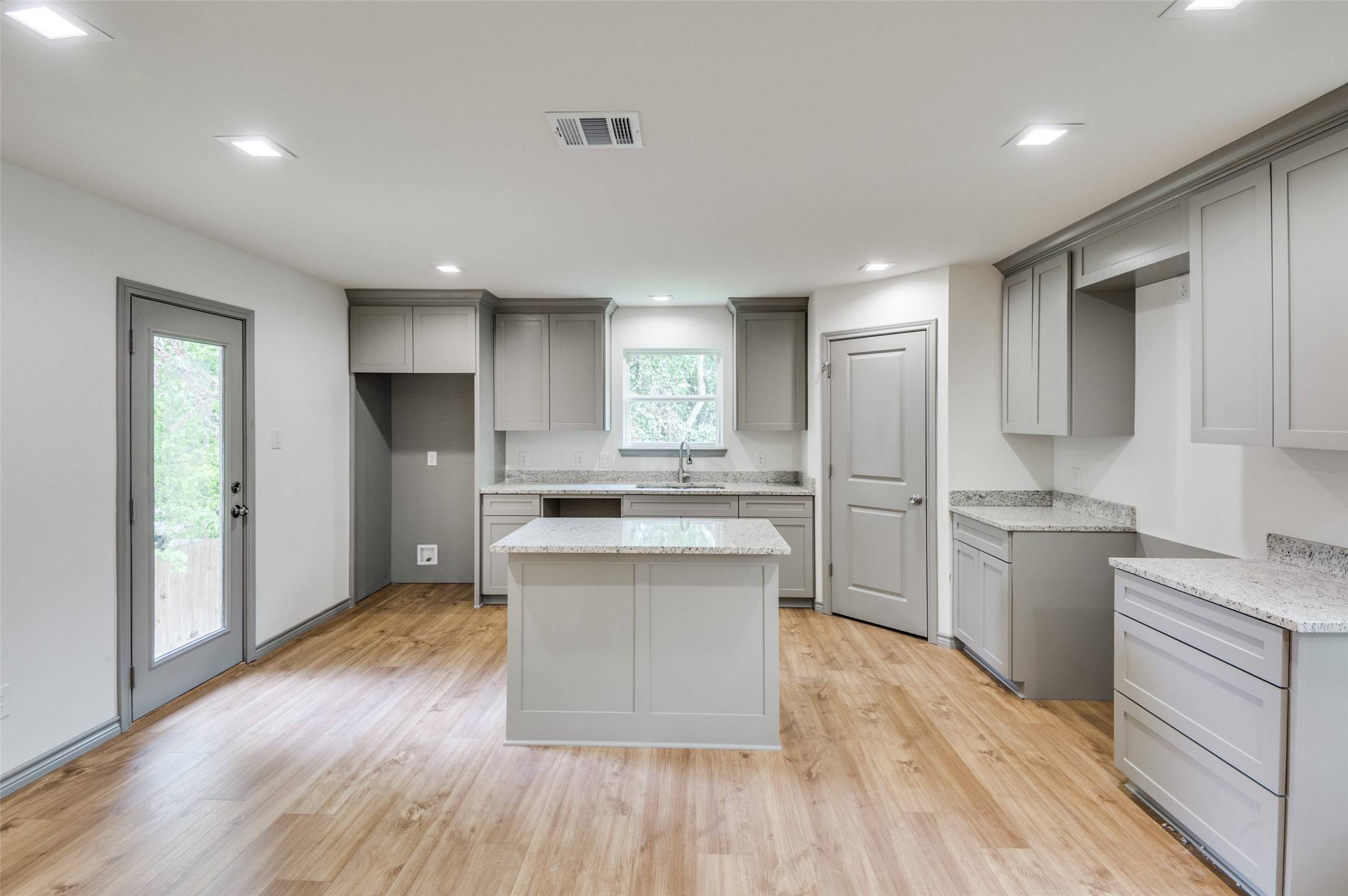 Dallas, TX 75216,1438 E Waco AVE