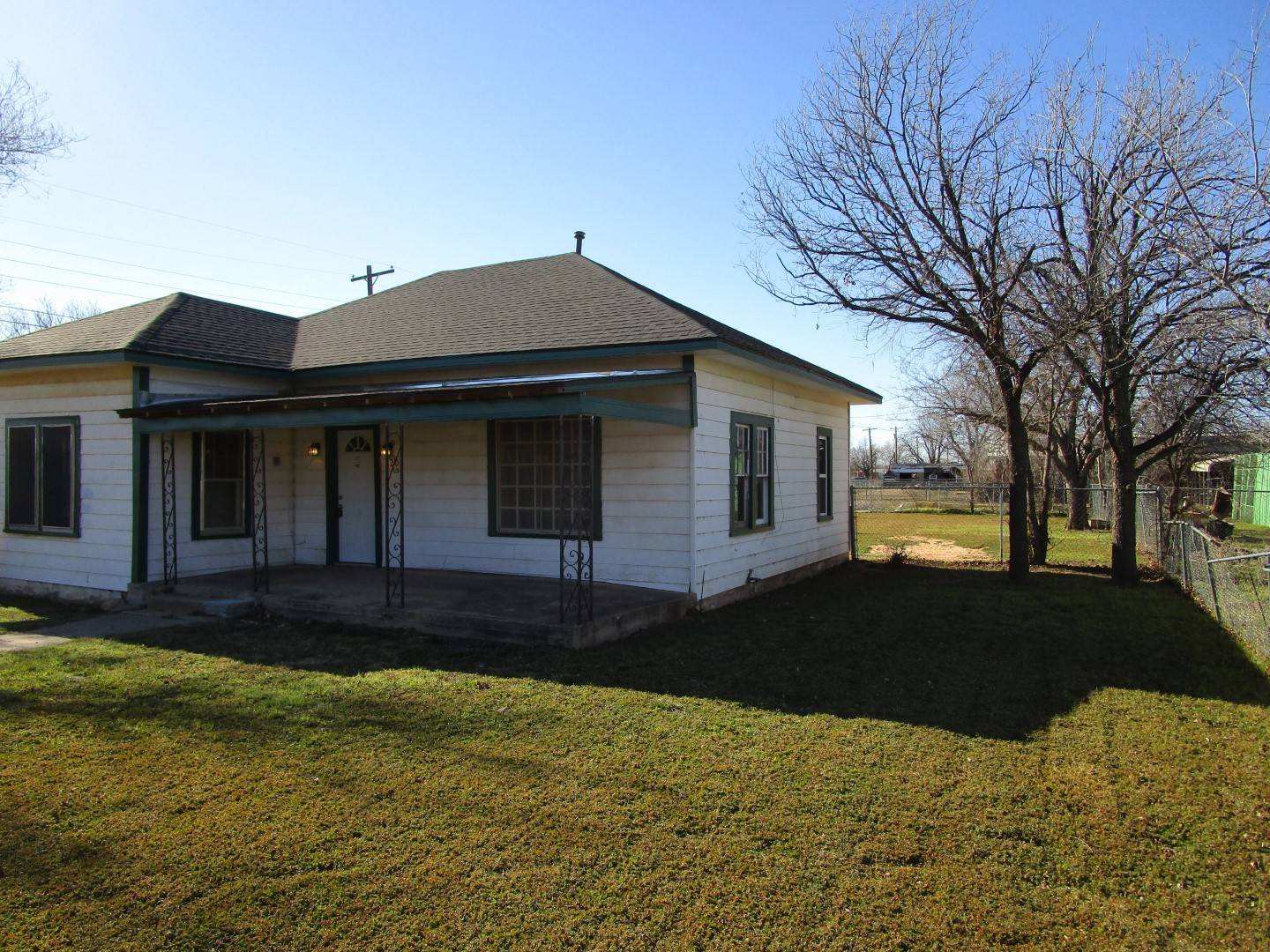 Quanah, TX 79252,1206 S Main ST