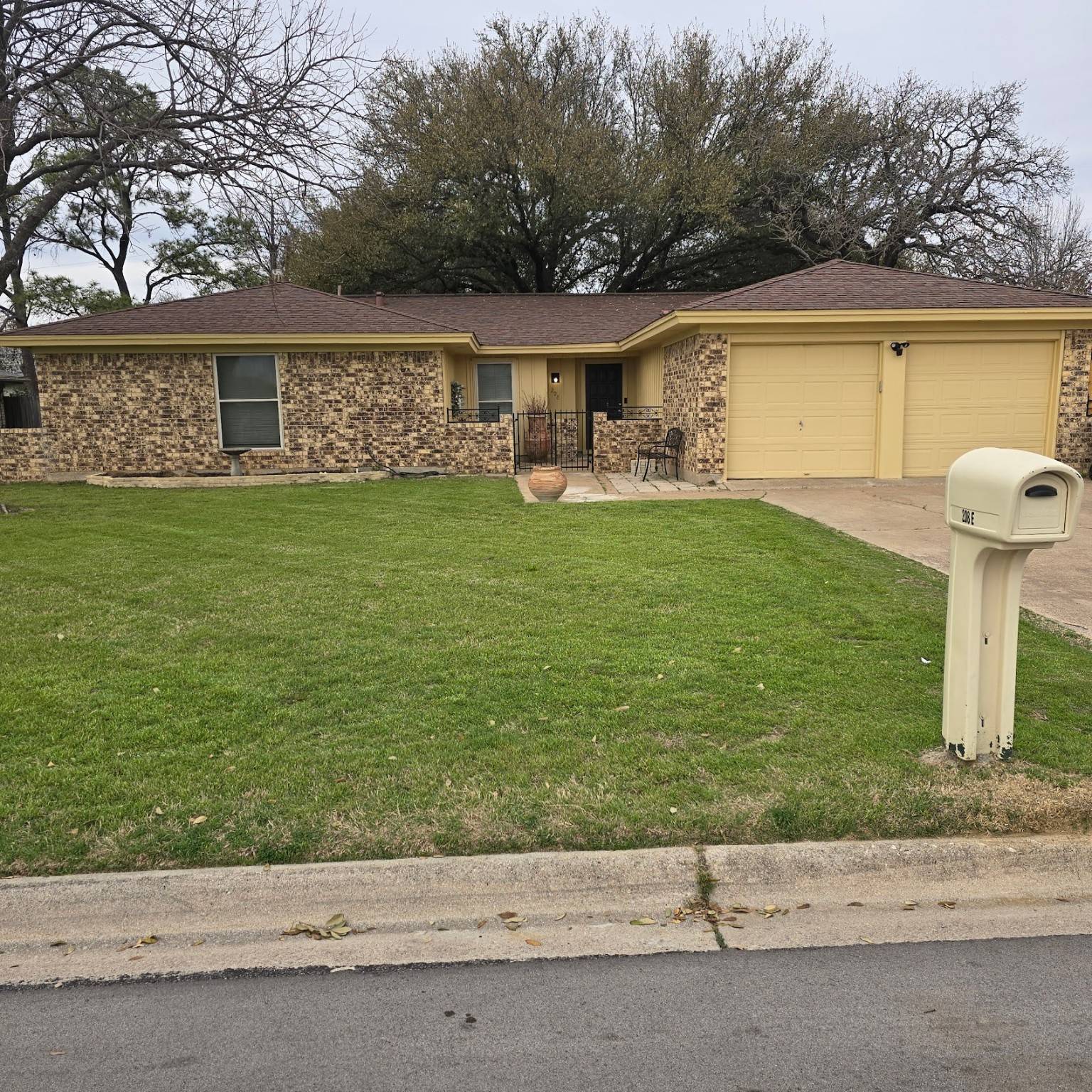 Hurst, TX 76054,208 E Pleasantview DR