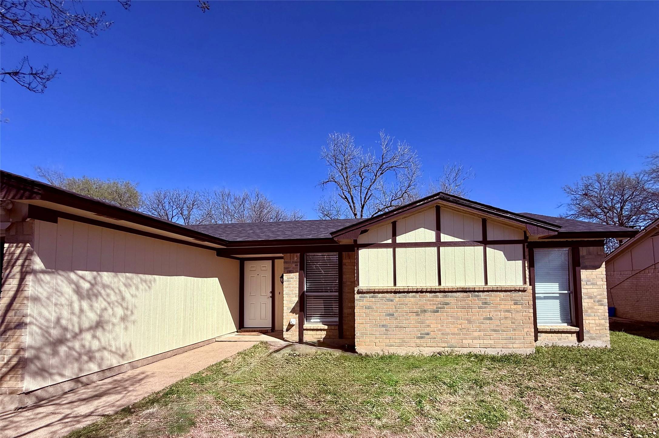 Arlington, TX 76014,211 W Volunteer DR