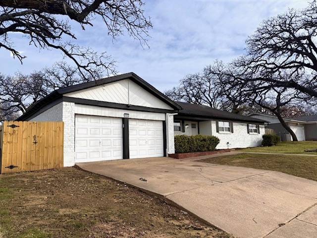 Hurst, TX 76054,608 Plainview CT