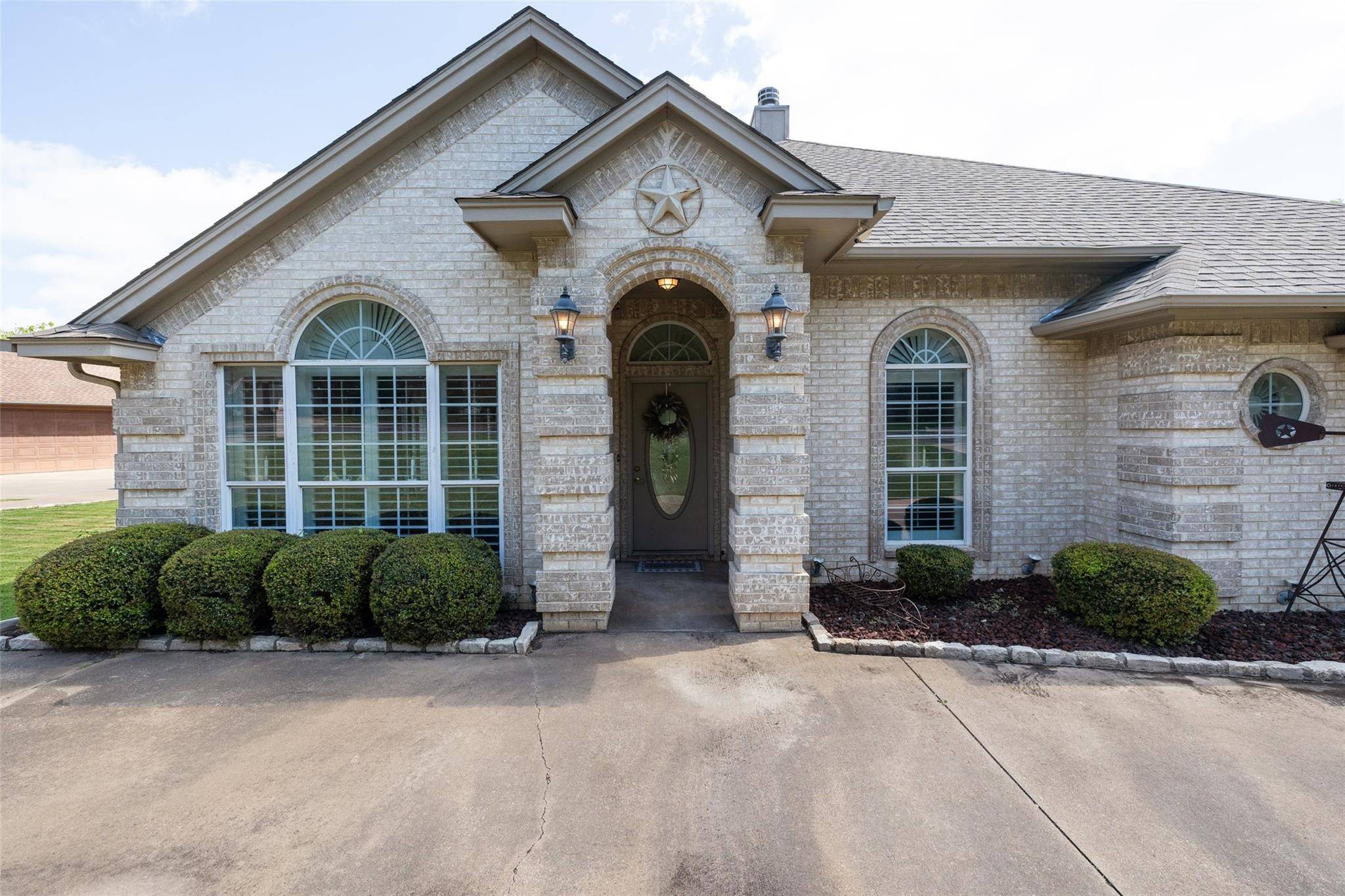 Granbury, TX 76049,8110 Ravenswood RD