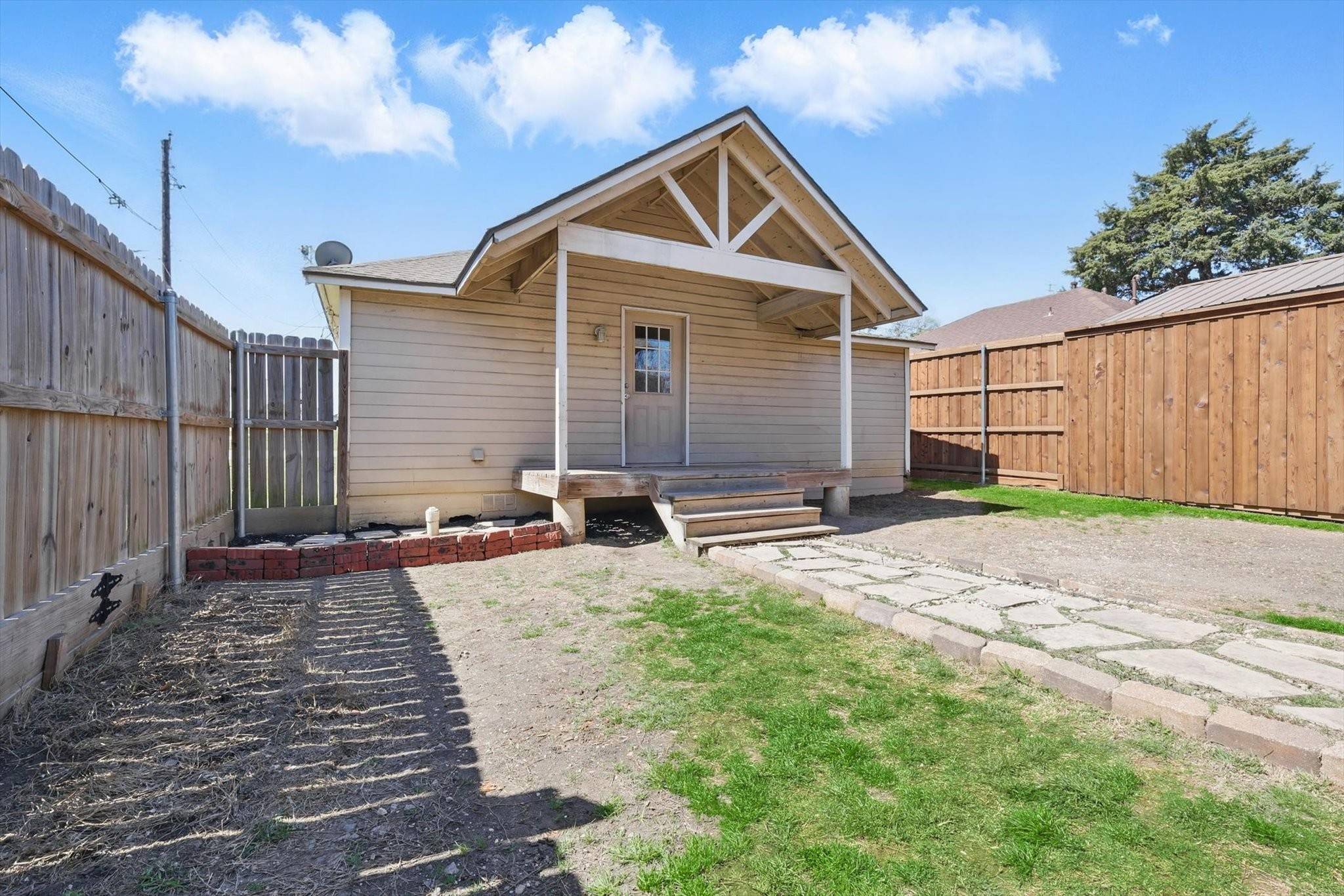 Hutchins, TX 75141,102 N Pacific ST