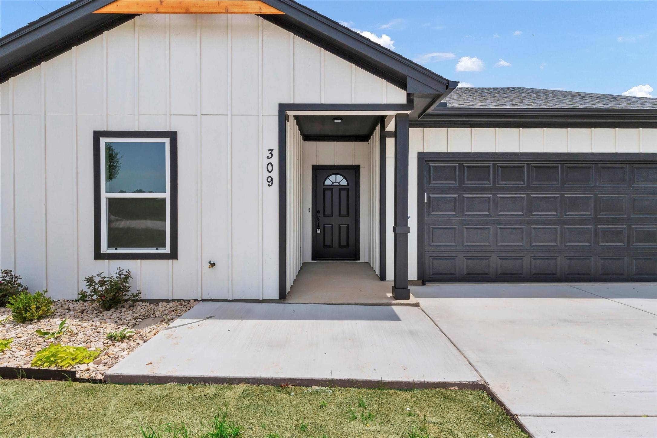 Tolar, TX 76476,309 Pecan LN
