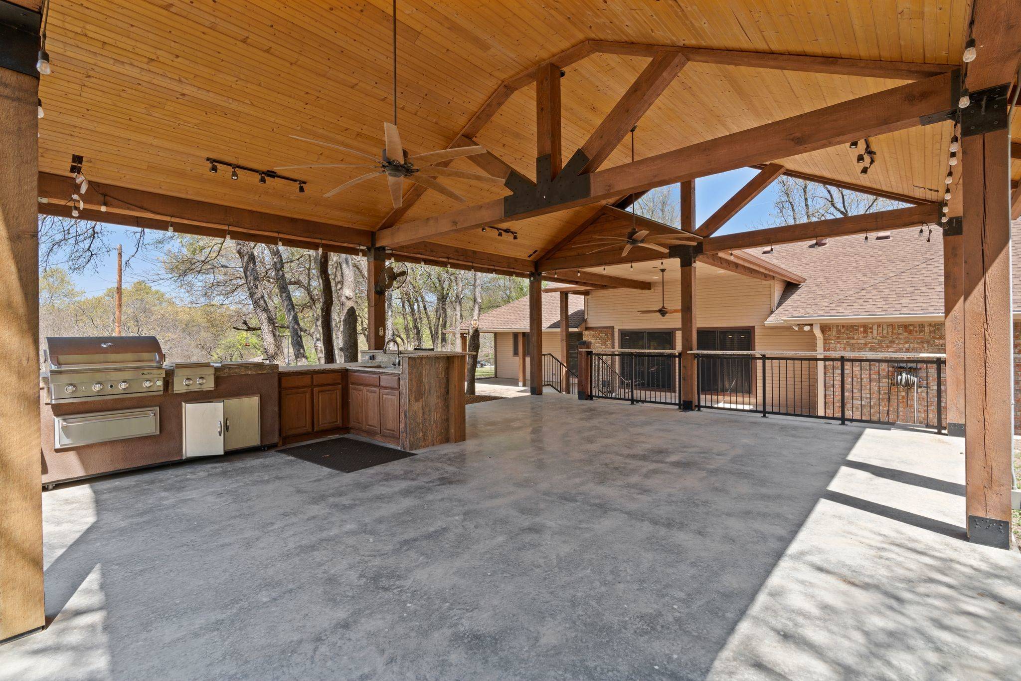 Waxahachie, TX 75165,1046 E Woodridge RD