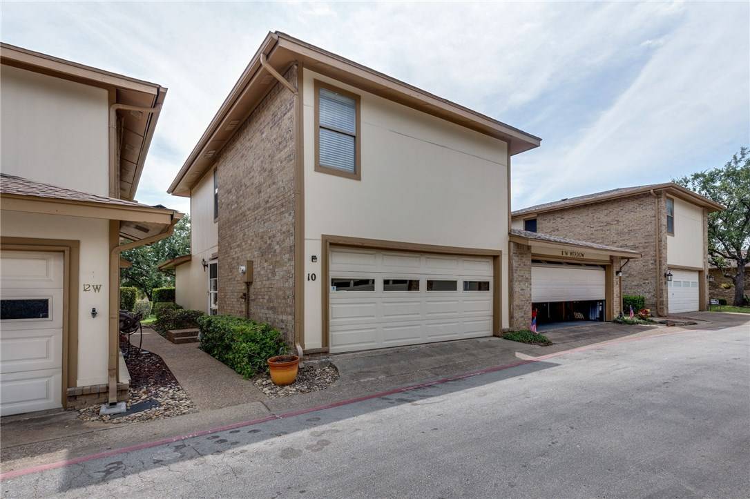 Bedford, TX 76021,10 W Meadow LN