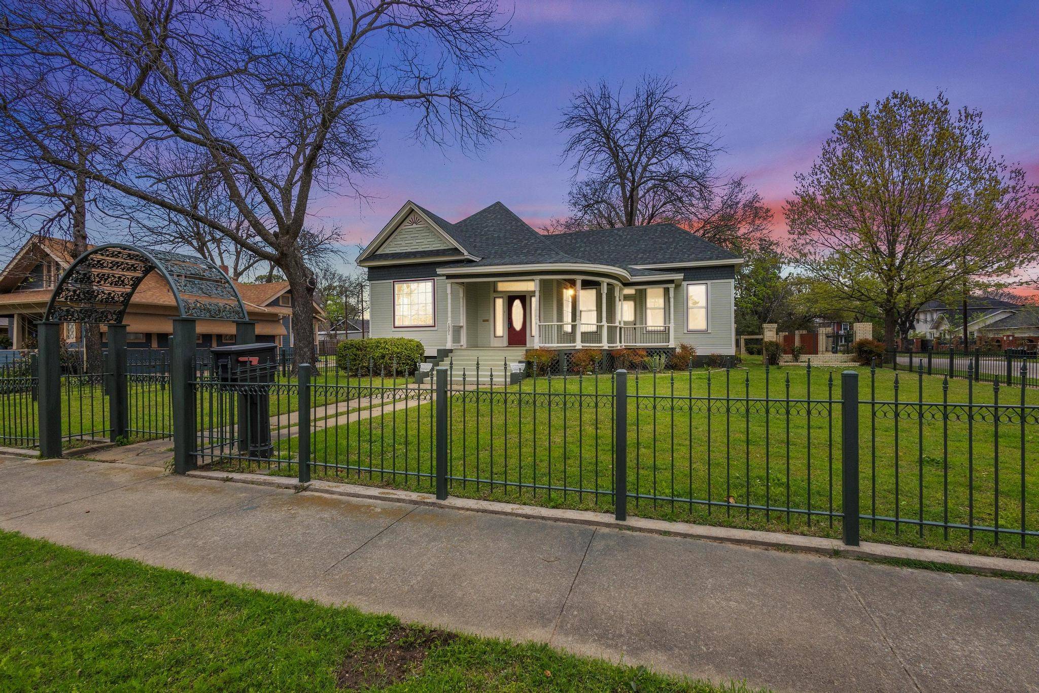 Denison, TX 75020,1001 W Morton ST