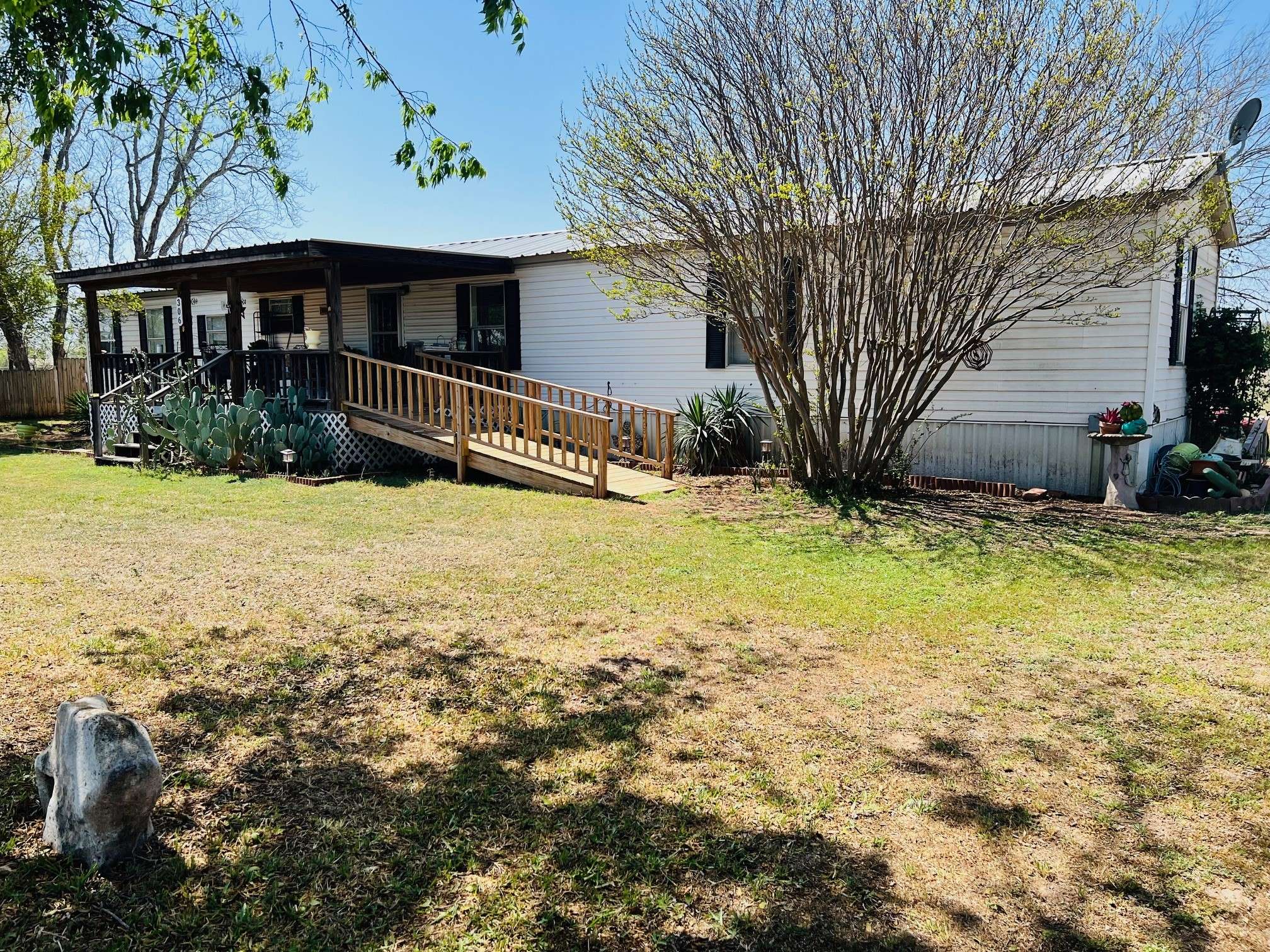 Gustine, TX 76455,306 N Leon ST