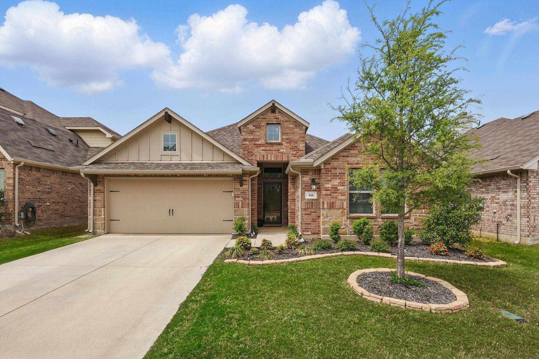 Aubrey, TX 76227,944 Crockett ST
